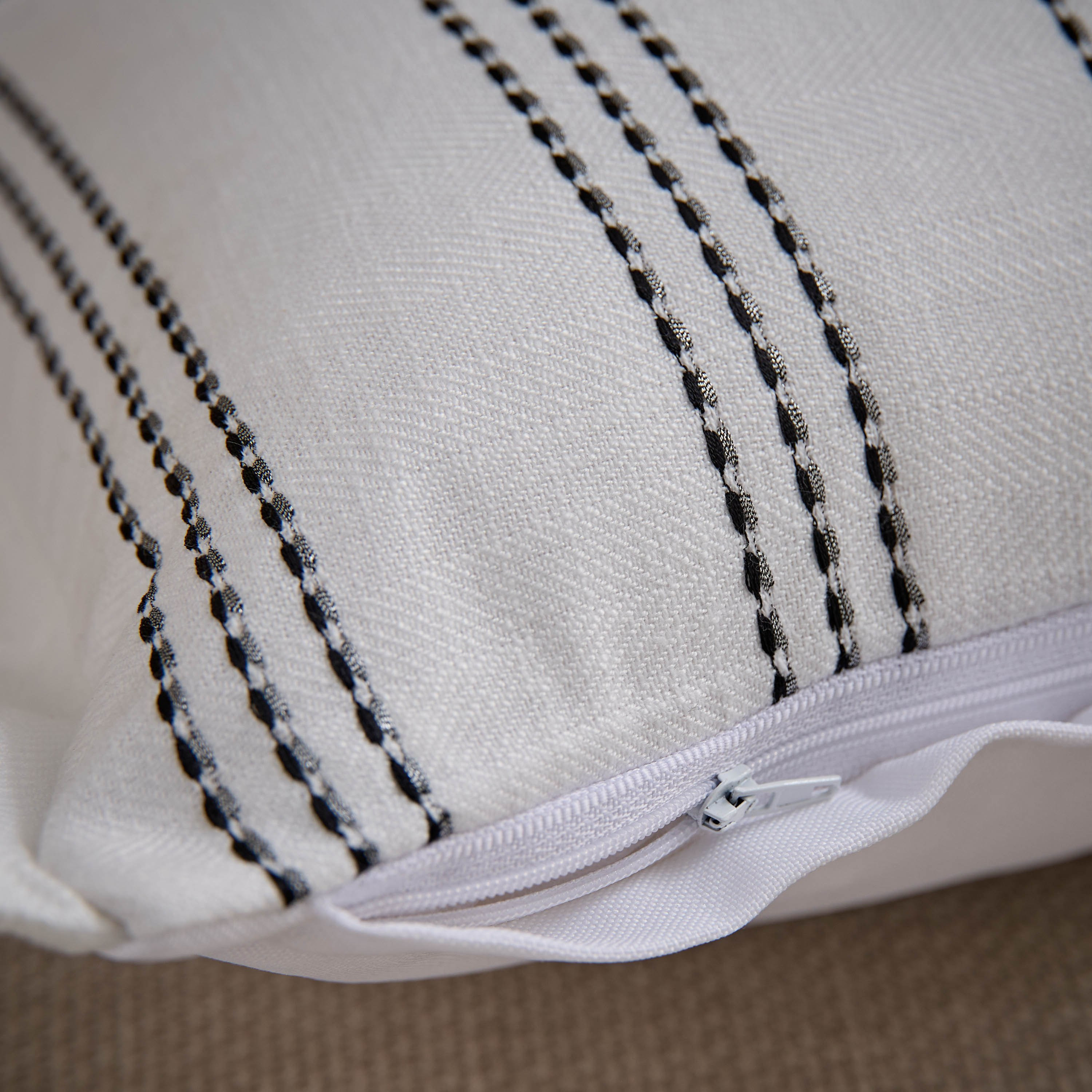 وسادة محشوة مقلّمة من ديون دويلر - 30x50 سم-hbxlivingroom-furnishings-cushionsandcovers-filledcushions-image-3