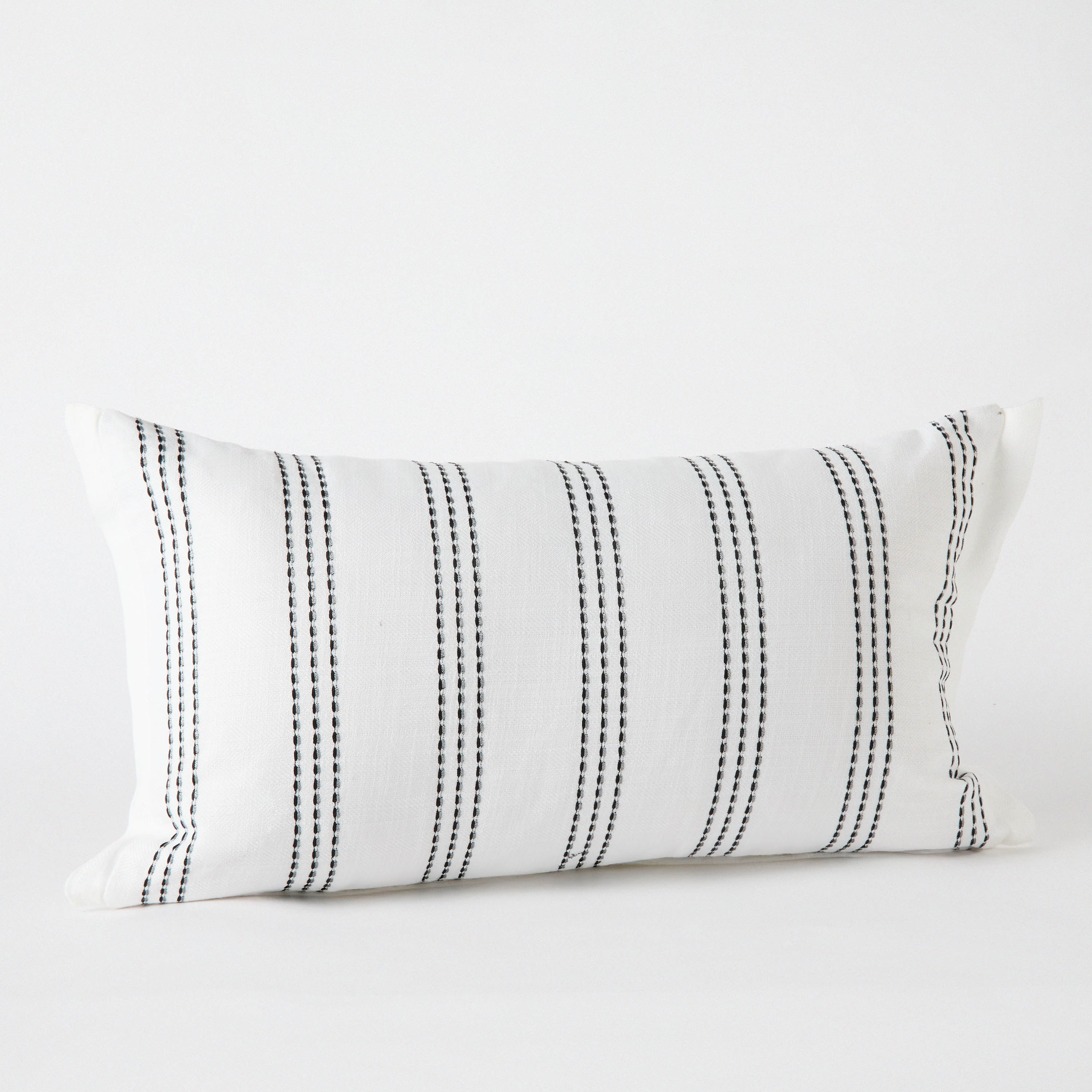 وسادة محشوة مقلّمة من ديون دويلر - 30x50 سم-hbxlivingroom-furnishings-cushionsandcovers-filledcushions-image-5