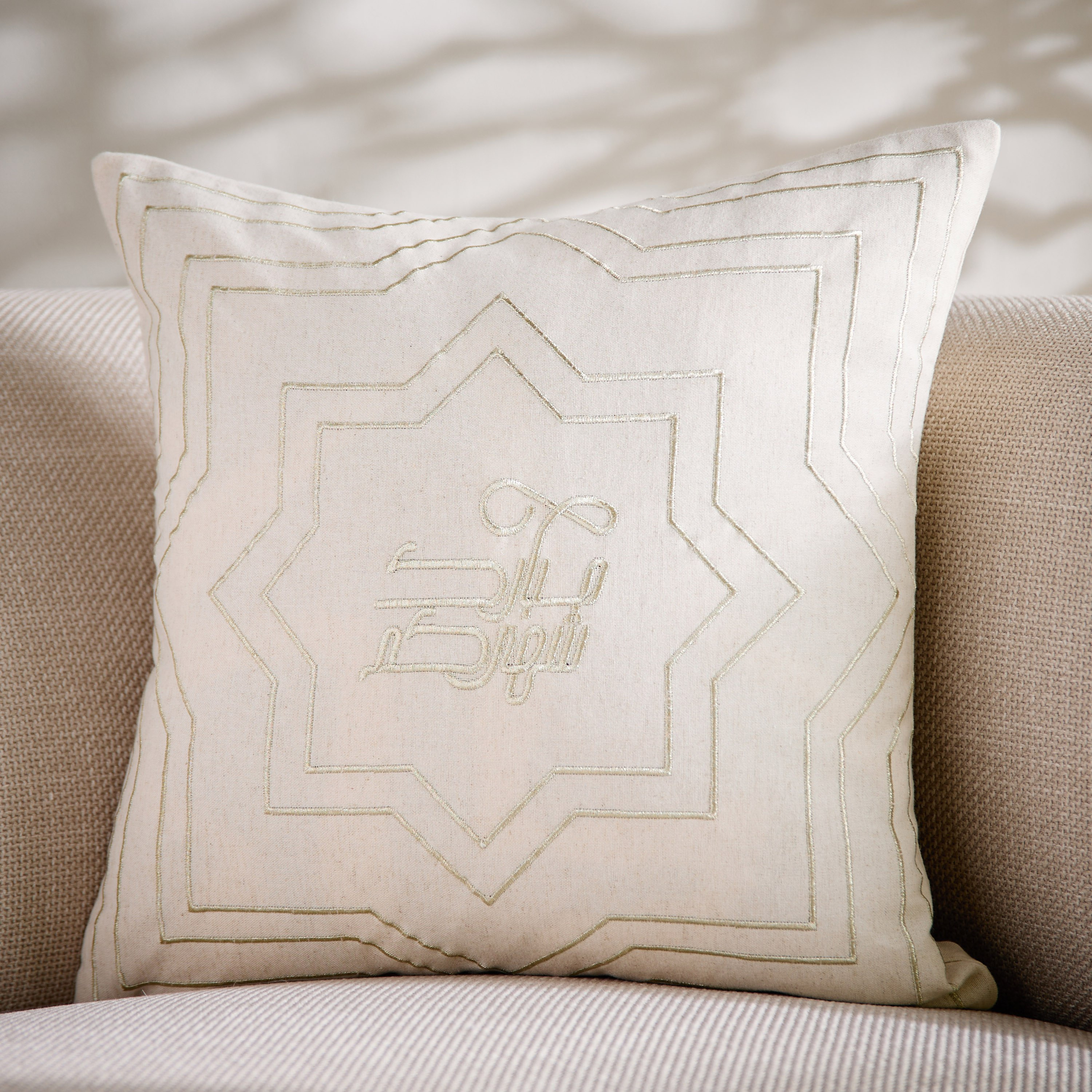 وسادة محشوة بزخارف رمضان مبارك من ميراج سكاي لاين - 45×45 سم-hbxlivingroom-furnishings-cushionsandcovers-filledcushions-image-1