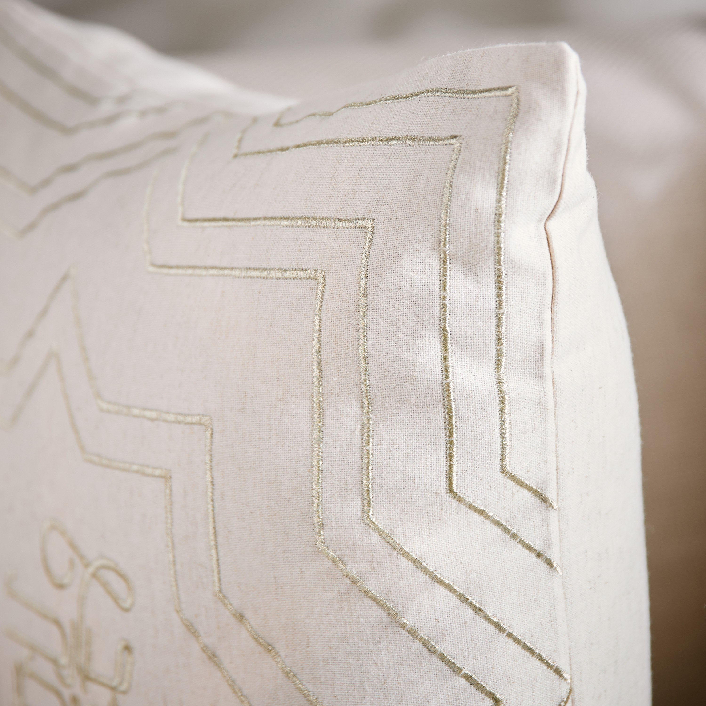 وسادة محشوة بزخارف رمضان مبارك من ميراج سكاي لاين - 45×45 سم-hbxlivingroom-furnishings-cushionsandcovers-filledcushions-image-2
