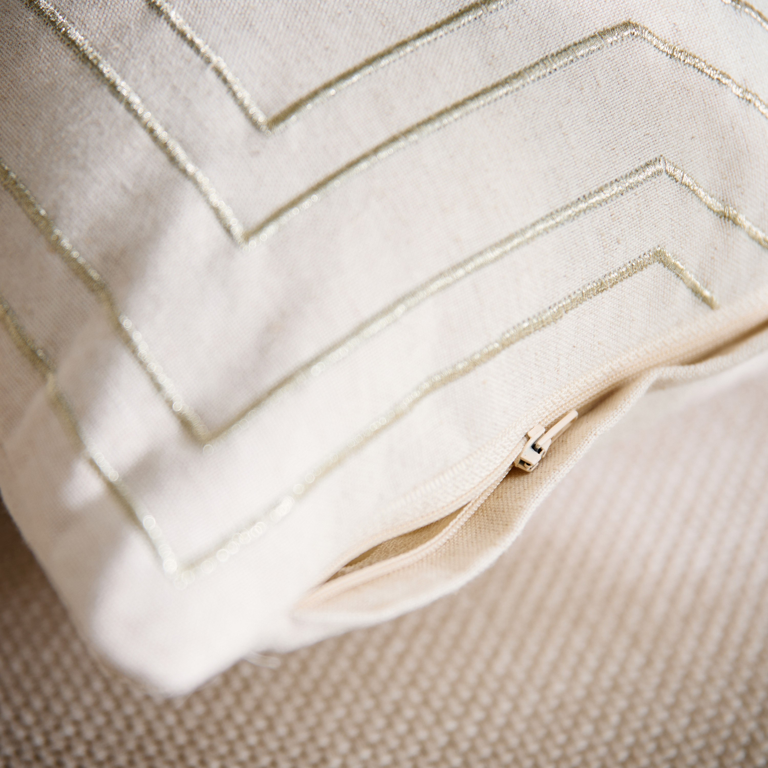 وسادة محشوة بزخارف رمضان مبارك من ميراج سكاي لاين - 45×45 سم-hbxlivingroom-furnishings-cushionsandcovers-filledcushions-image-3