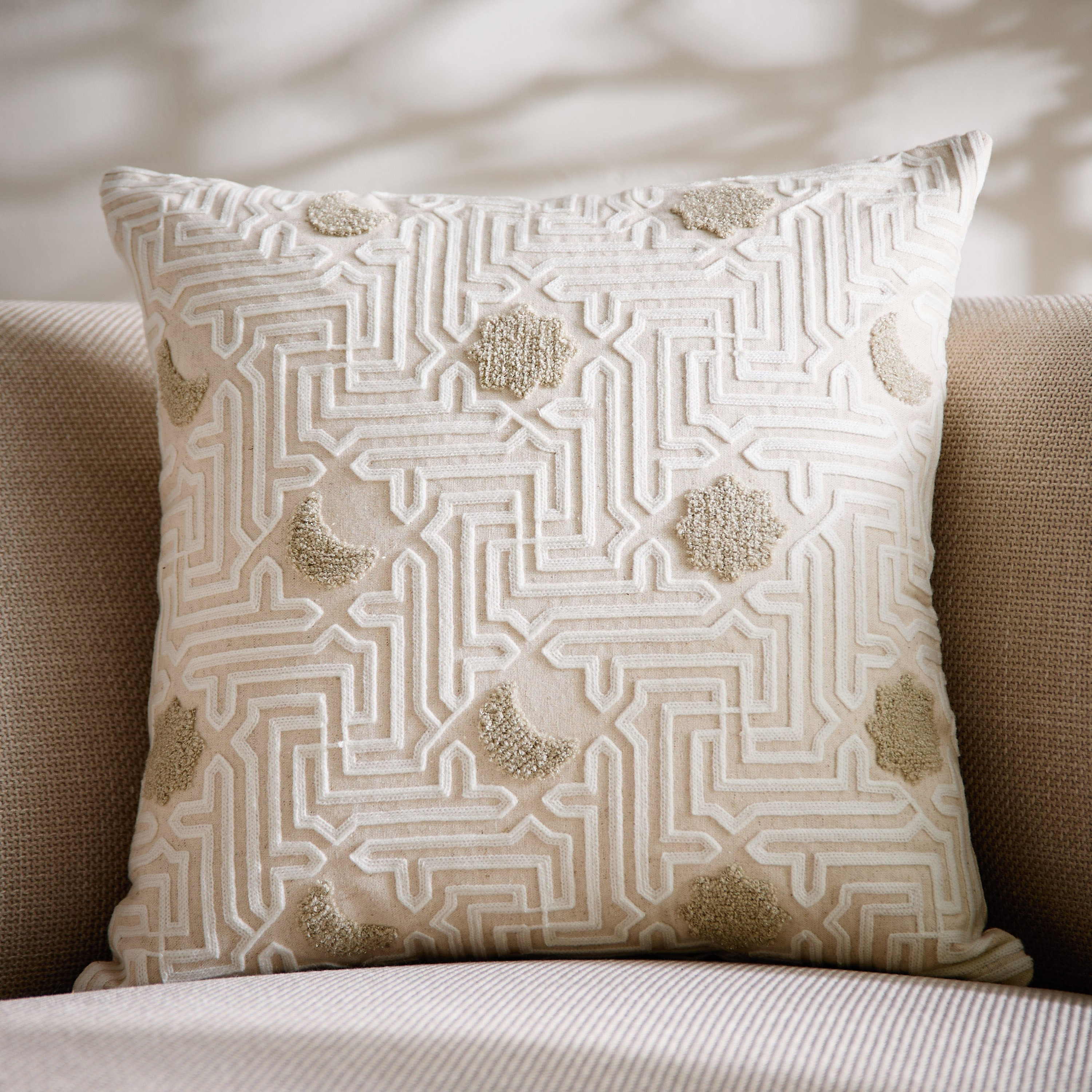 وسادة محشوة بنقشة قمر من سكاي لاين ميراج - 45×45 سم-hbxlivingroom-furnishings-cushionsandcovers-filledcushions-image-1