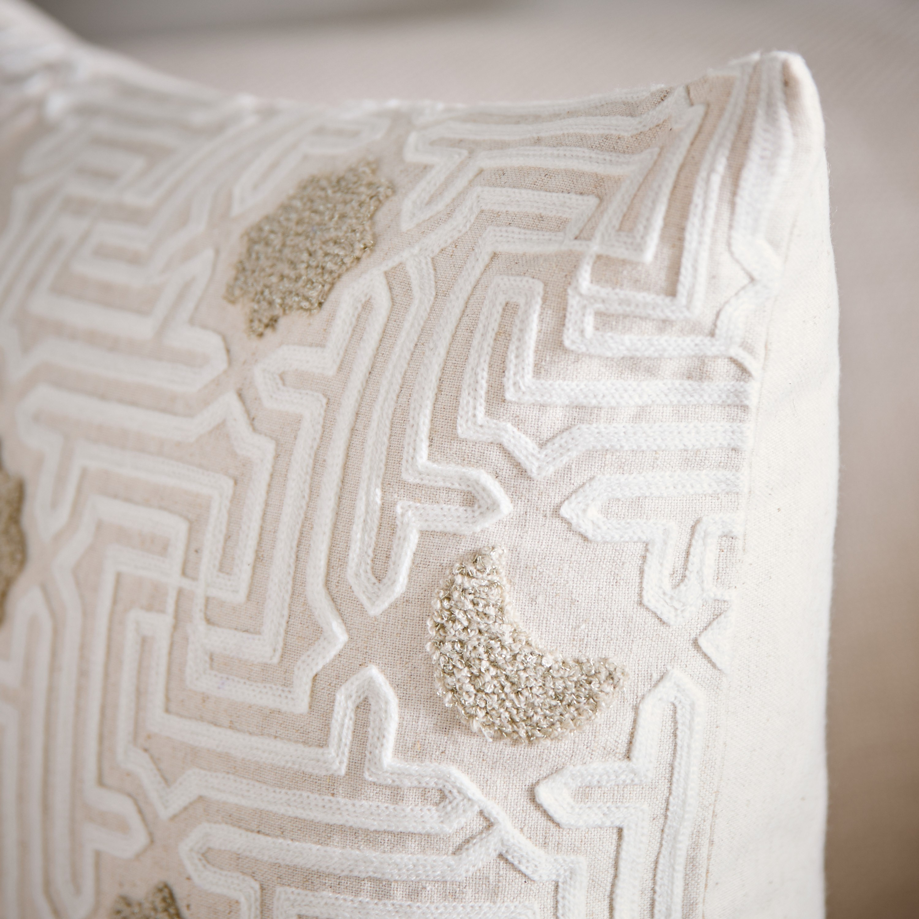 وسادة محشوة بنقشة قمر من سكاي لاين ميراج - 45×45 سم-hbxlivingroom-furnishings-cushionsandcovers-filledcushions-image-2