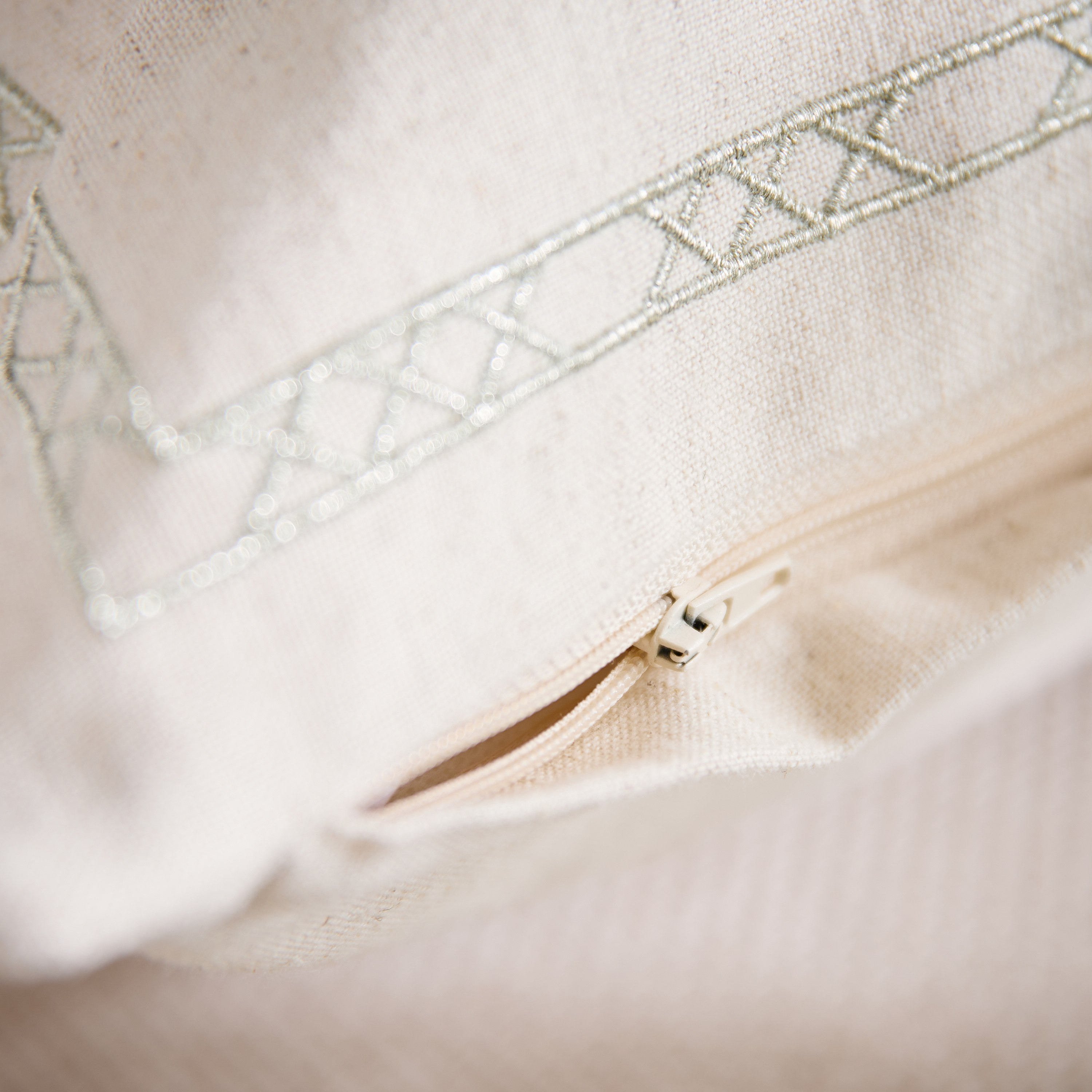 وسادة محشوّة بتطريز قمر ونجوم من سكاي لاين ميراج - 45x45 سم-hbxlivingroom-furnishings-cushionsandcovers-filledcushions-image-3