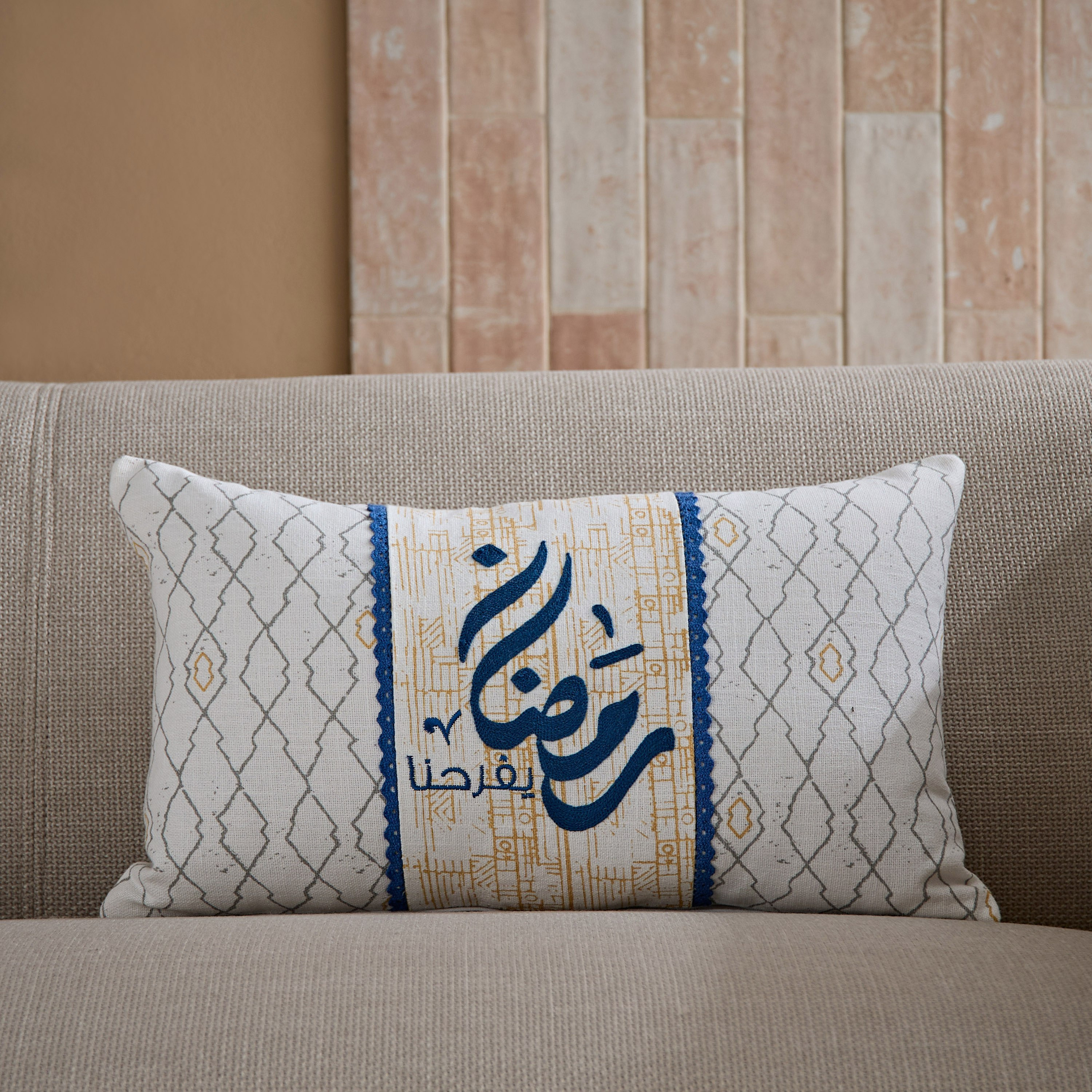 وسادة محشوة بنقوش رمضان كريم من نوماديك لوكس - 30×50 سم-hbxlivingroom-furnishings-cushionsandcovers-filledcushions-image-1