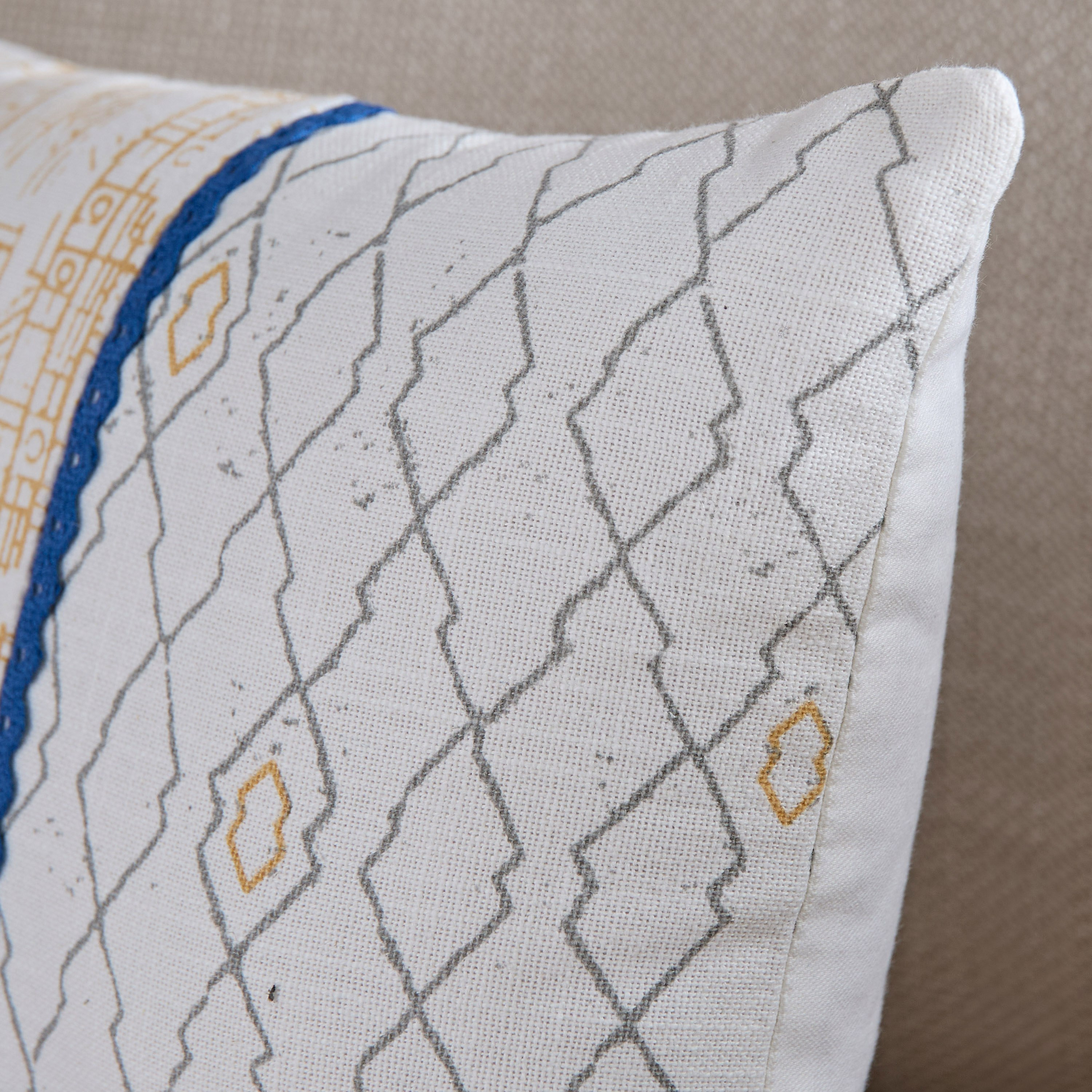 وسادة محشوة بنقوش رمضان كريم من نوماديك لوكس - 30×50 سم-hbxlivingroom-furnishings-cushionsandcovers-filledcushions-image-2