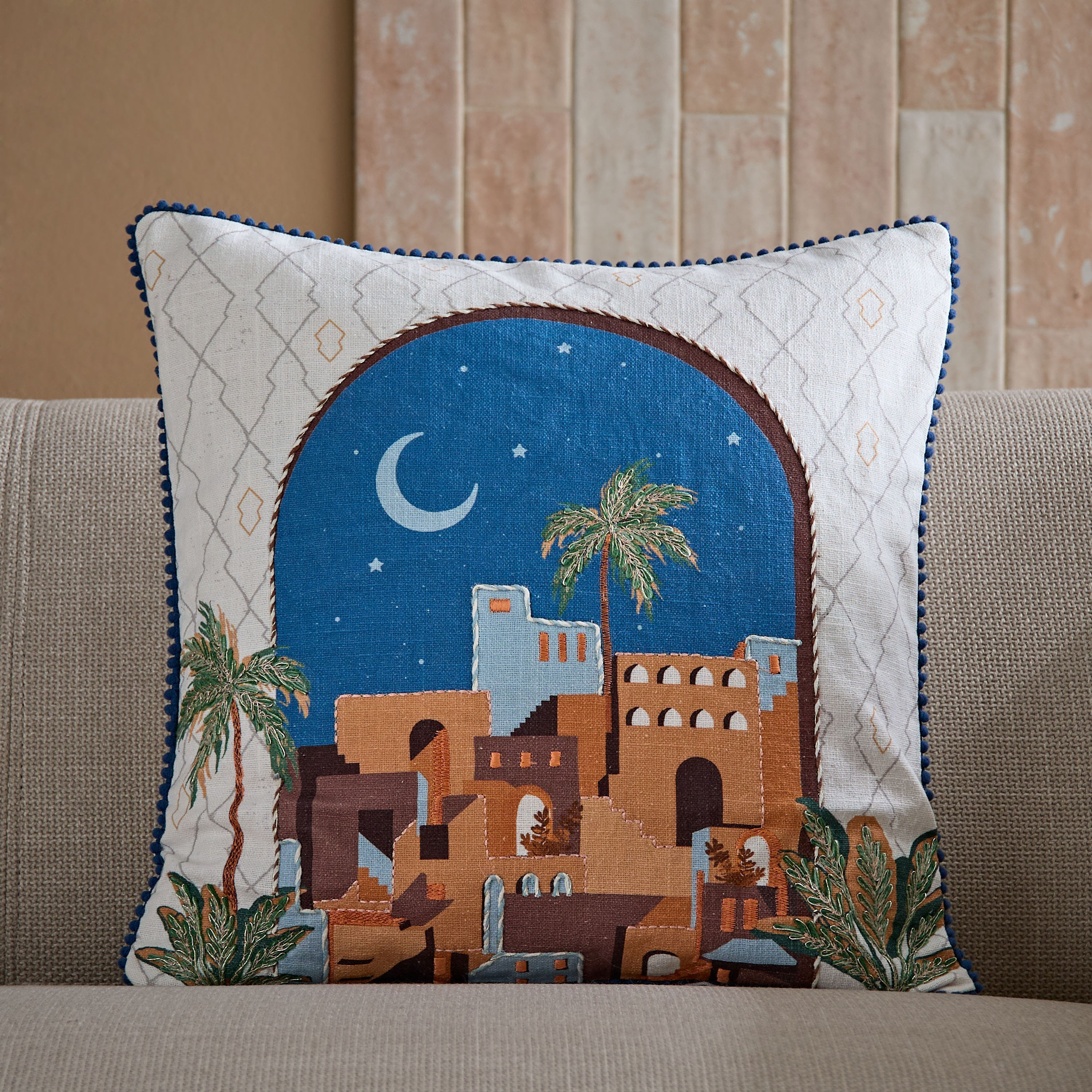 وسادة محشوة بنقوش مناظر المدينة من نوماديك لوكس - 45x45 سم-hbxlivingroom-furnishings-cushionsandcovers-filledcushions-image-1