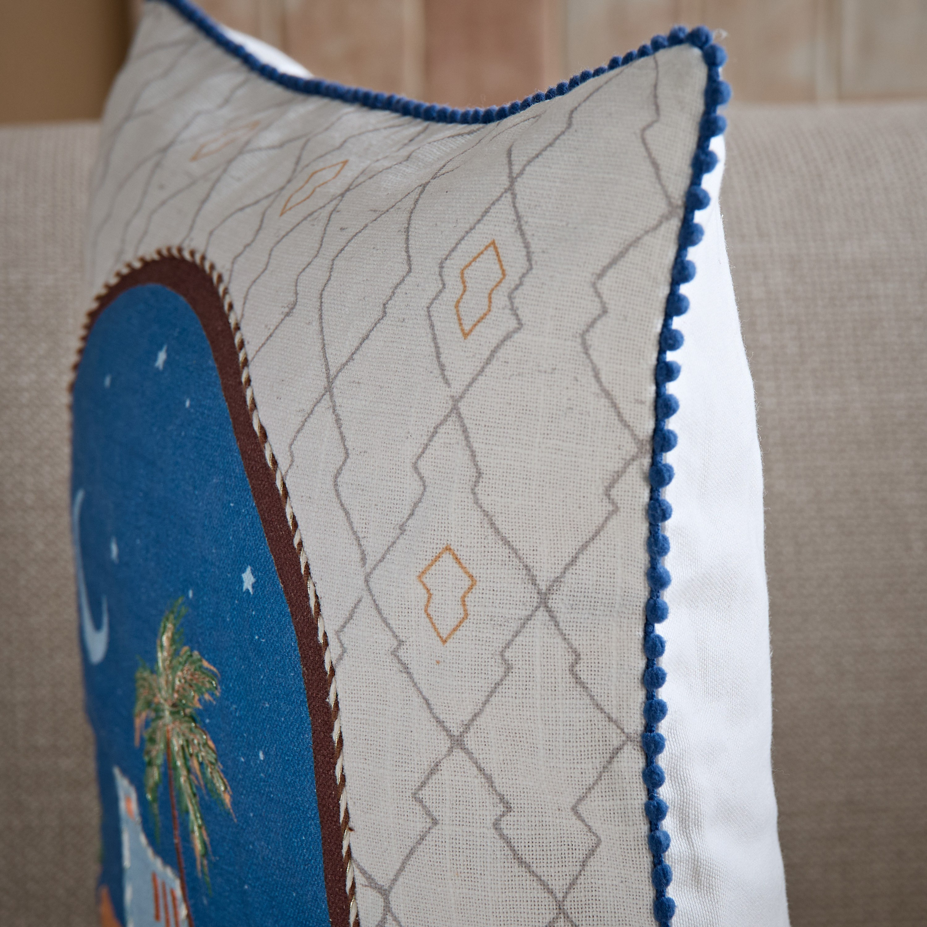 وسادة محشوة بنقوش مناظر المدينة من نوماديك لوكس - 45x45 سم-hbxlivingroom-furnishings-cushionsandcovers-filledcushions-image-2