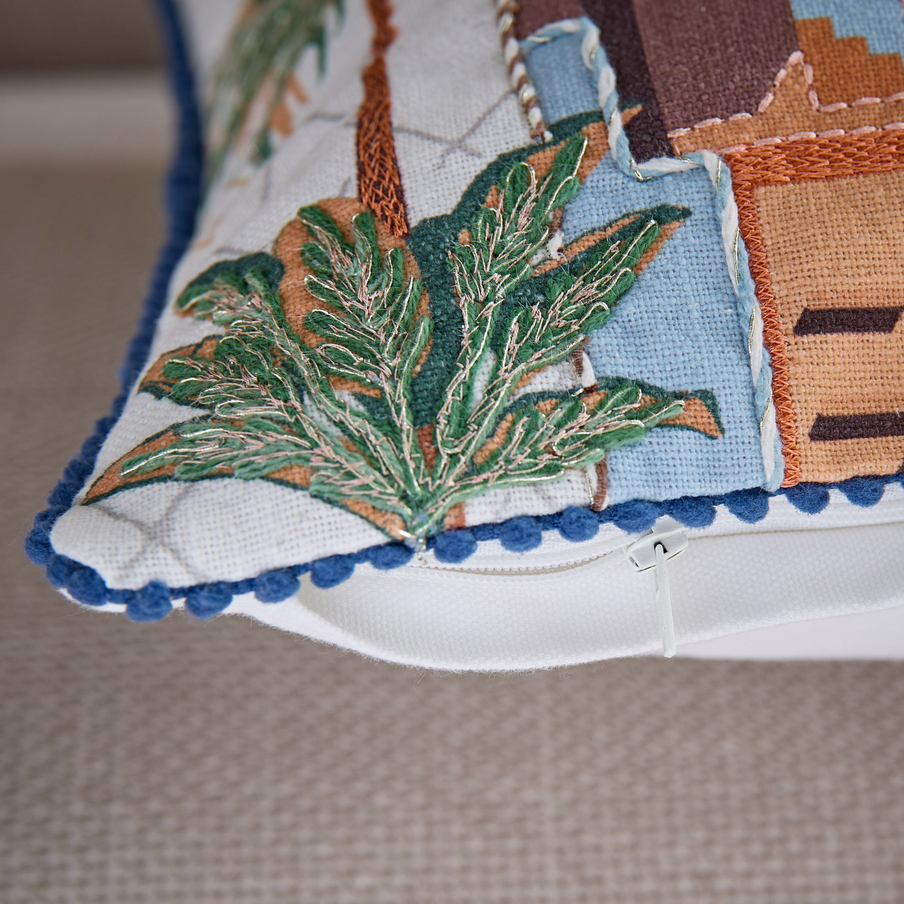 وسادة محشوة بنقوش مناظر المدينة من نوماديك لوكس - 45x45 سم-hbxlivingroom-furnishings-cushionsandcovers-filledcushions-image-3