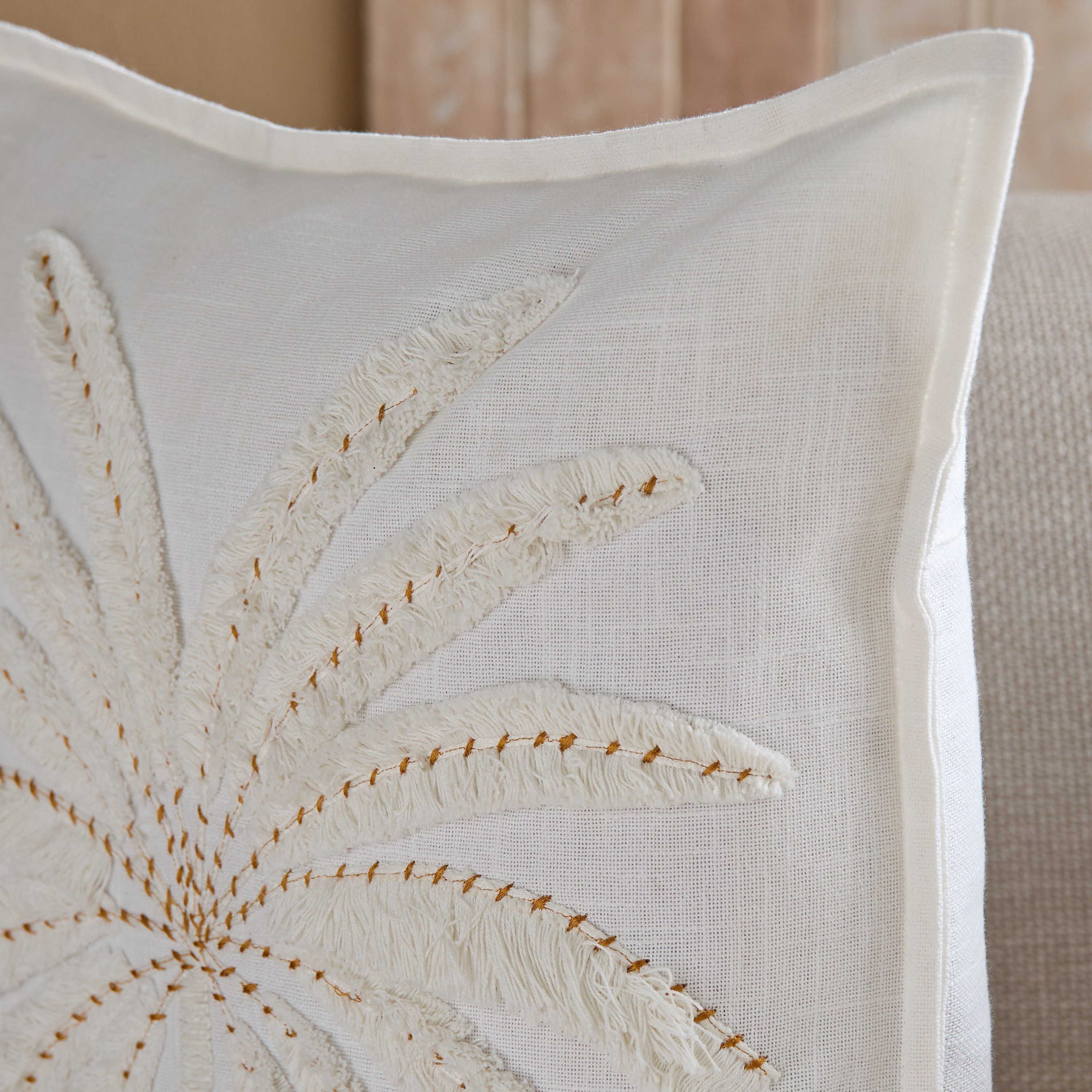 وسادة محشوة من نوماديك لوكس - 45×45 سم-hbxlivingroom-furnishings-cushionsandcovers-filledcushions-image-2