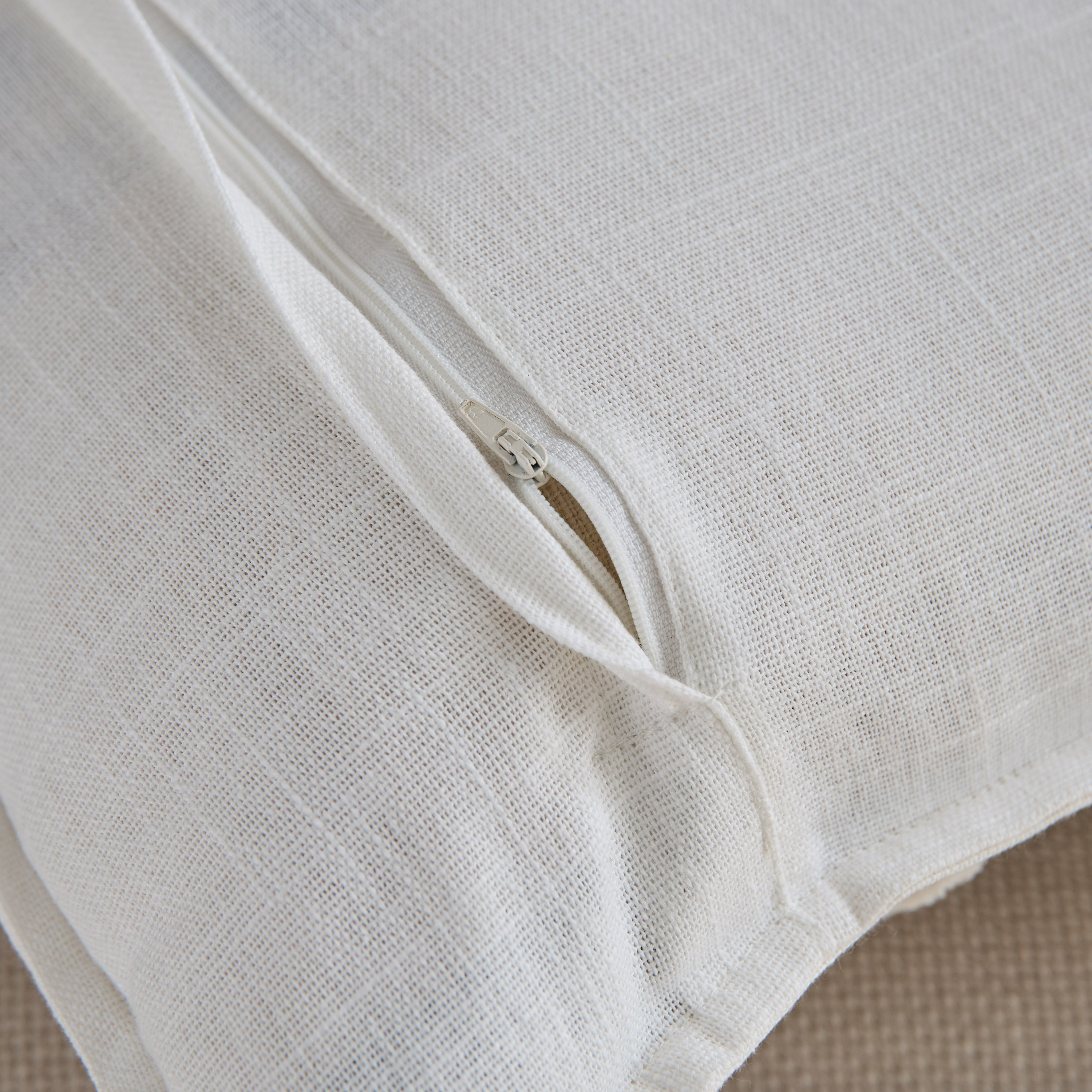 وسادة محشوة من نوماديك لوكس - 45×45 سم-hbxlivingroom-furnishings-cushionsandcovers-filledcushions-image-3