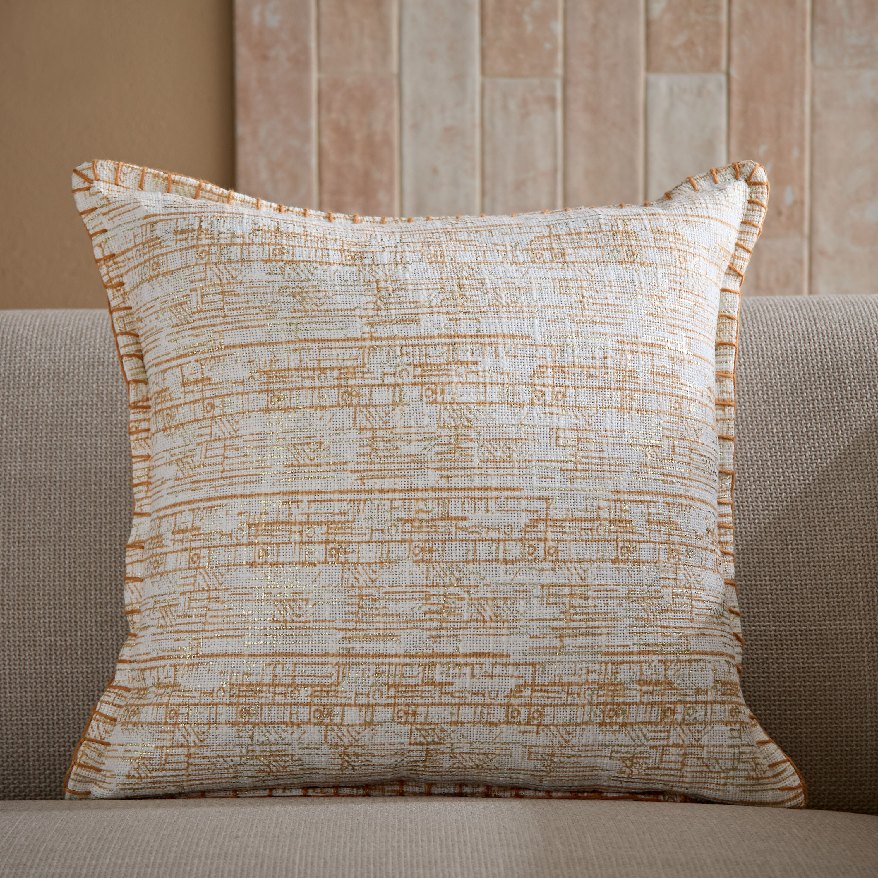 وسادة محشوة مزينة بغرزة بطانية من نوماديك لوكس - 45×45 سم-hbxlivingroom-furnishings-cushionsandcovers-filledcushions-image-1