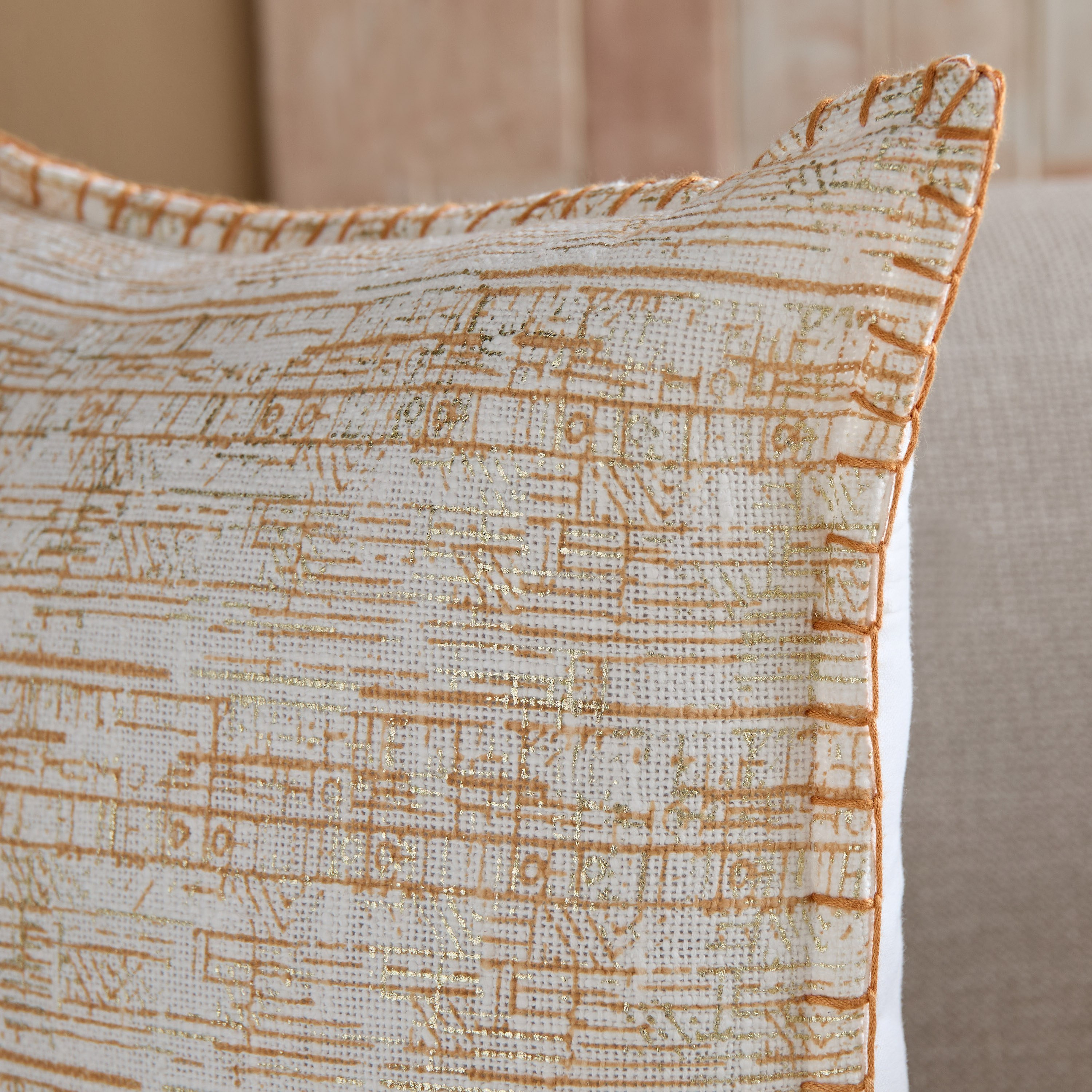 وسادة محشوة مزينة بغرزة بطانية من نوماديك لوكس - 45×45 سم-hbxlivingroom-furnishings-cushionsandcovers-filledcushions-image-2