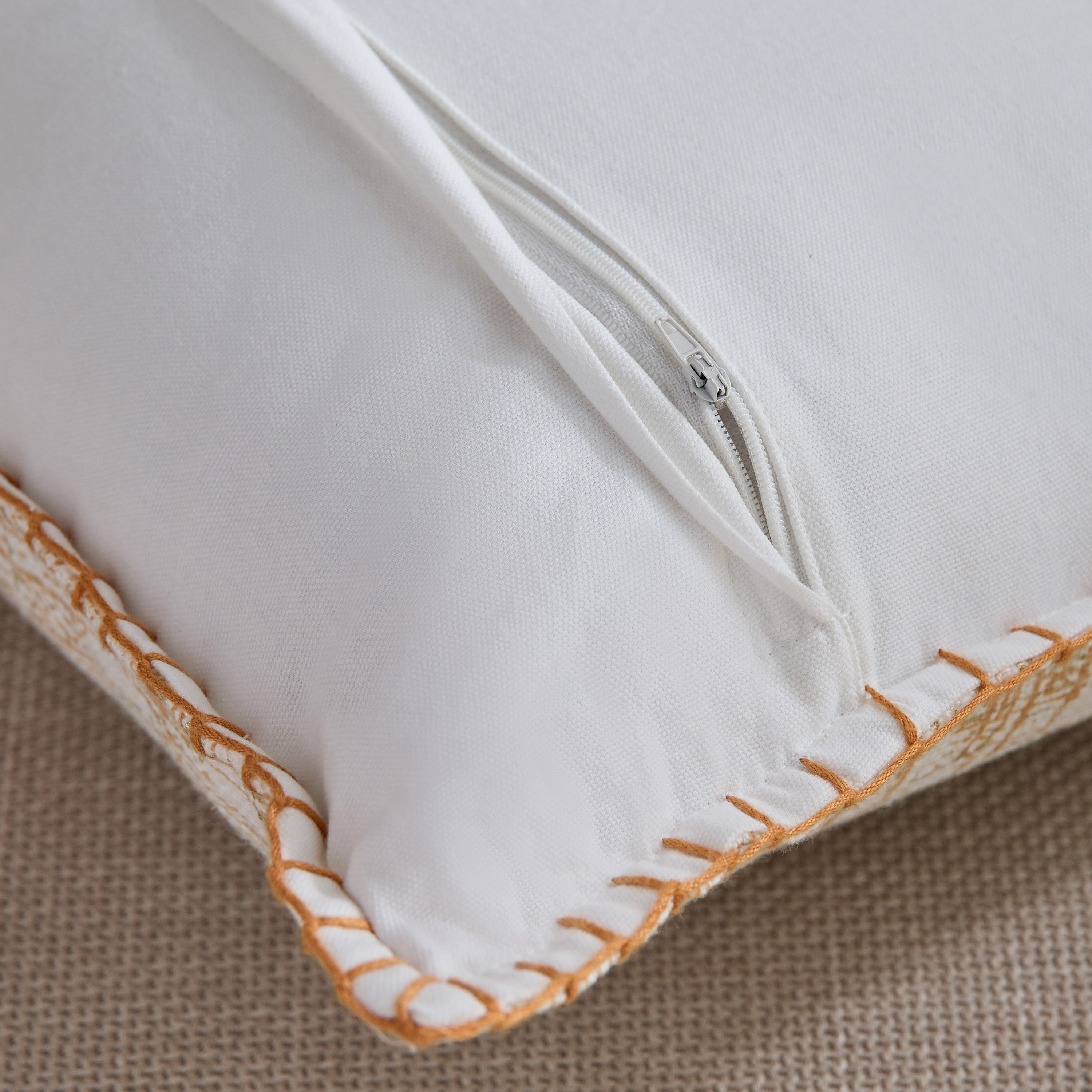 وسادة محشوة مزينة بغرزة بطانية من نوماديك لوكس - 45×45 سم-hbxlivingroom-furnishings-cushionsandcovers-filledcushions-image-3