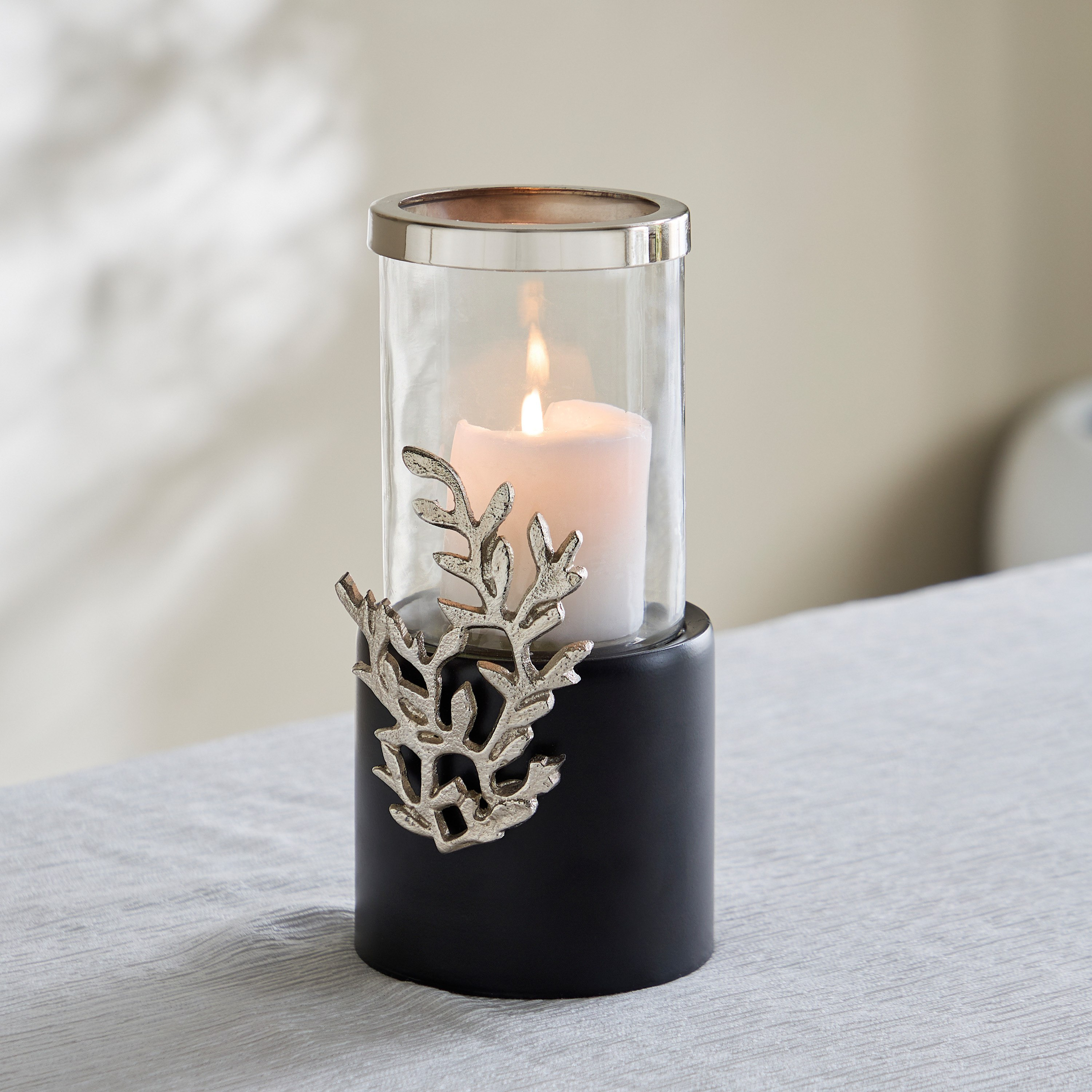 حامل شموع هوريكين زجاج بزخارف ألمنيوم وقاعدة خشبية من نورديك - 13x13x25 سم-hbxlivingroom-decorandaccessories-candleholders-image-1