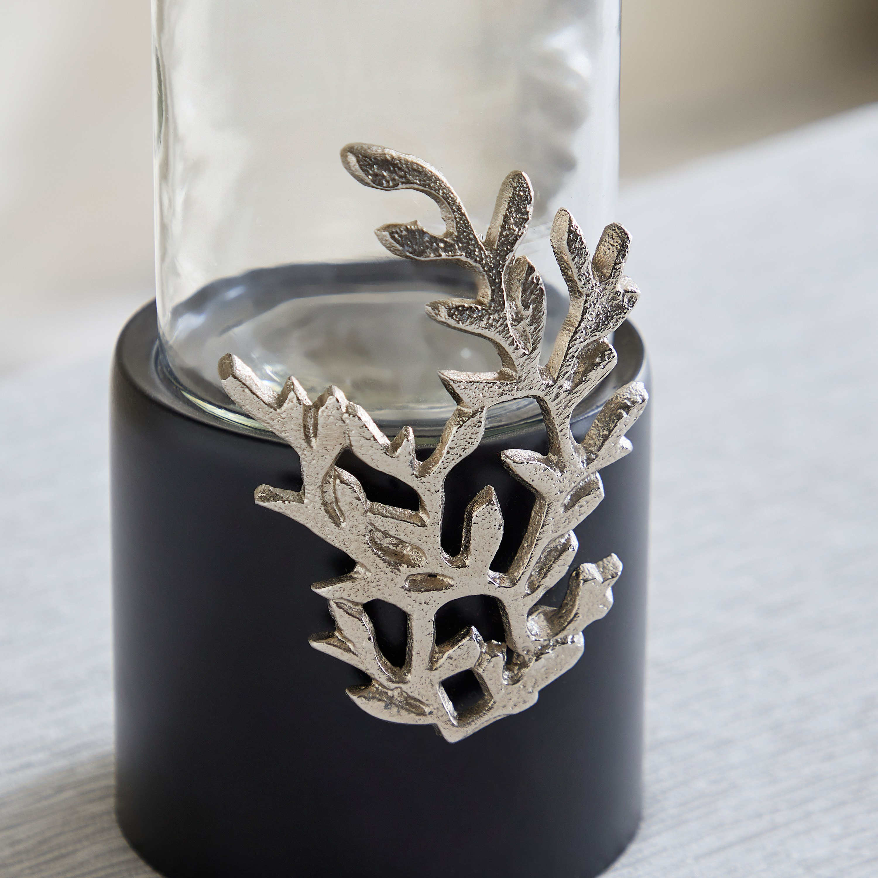 حامل شموع هوريكين زجاج بزخارف ألمنيوم وقاعدة خشبية من نورديك - 13x13x25 سم-hbxlivingroom-decorandaccessories-candleholders-image-3