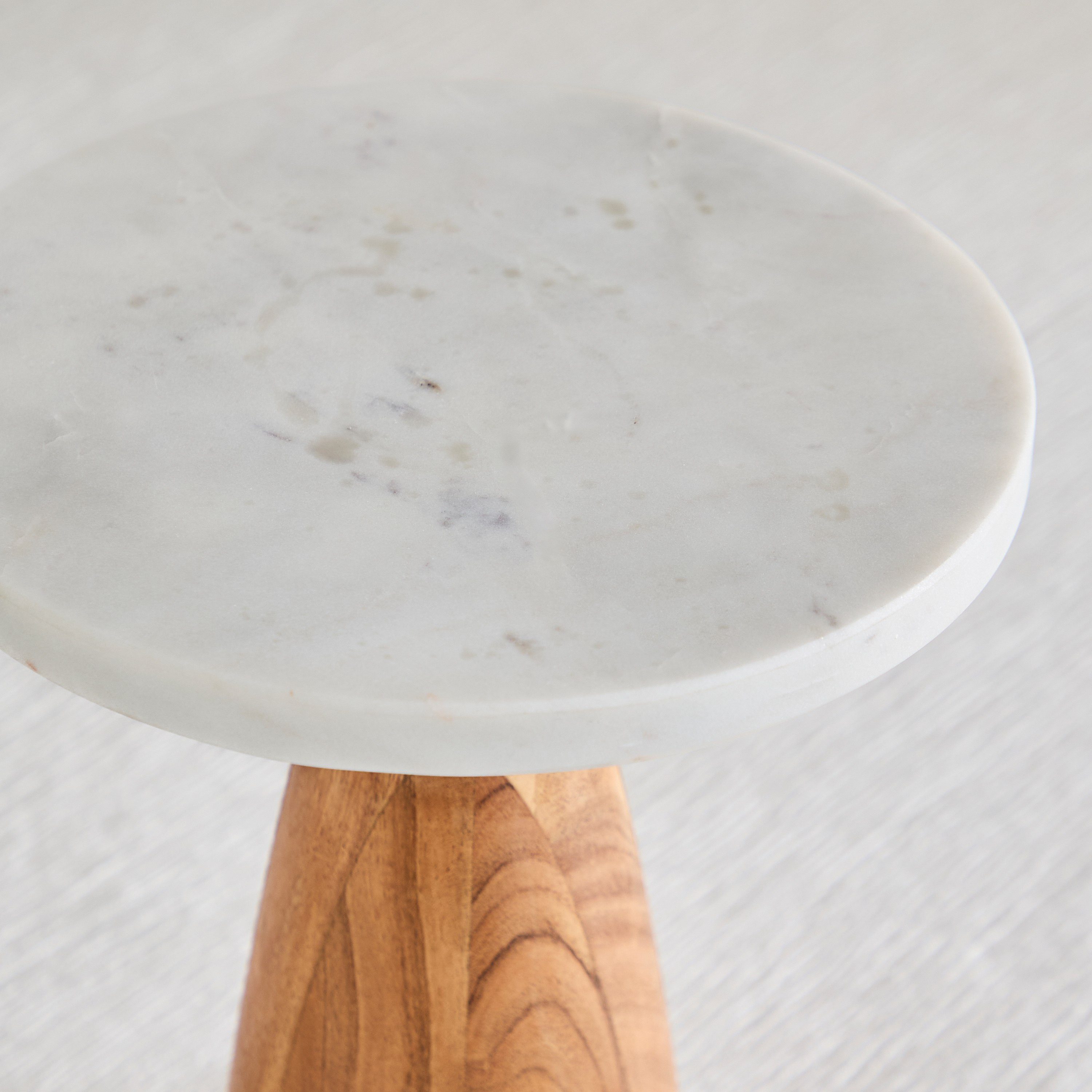 حامل كيك عمودي رخام مع قاعدة خشبية من نورديك - 21x21x21 سم-hbxdecorandfurnishings-tabletop-serveware-image-3