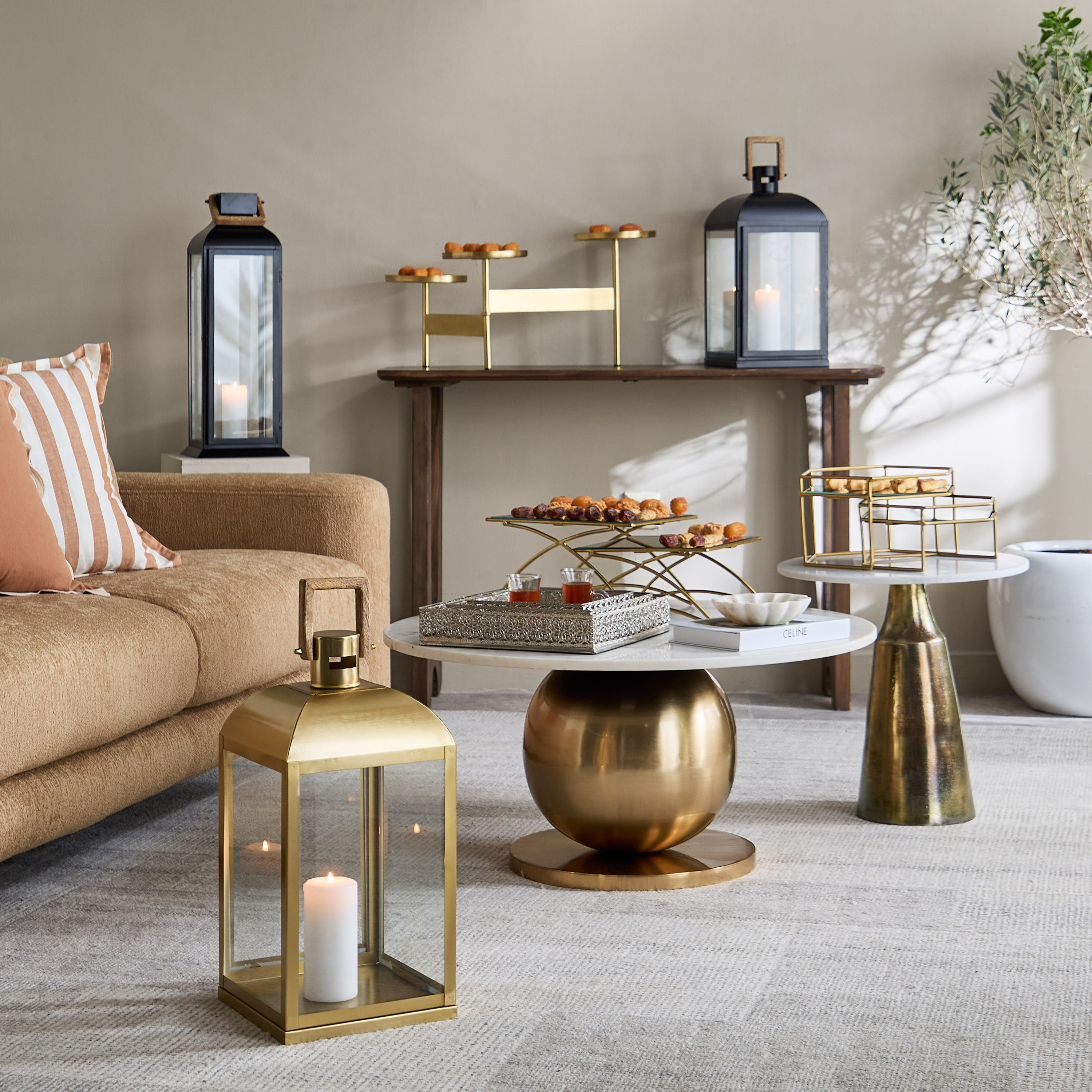 فانوس معدن بمقبض خشبي من ميلو - 23x23x48 سم-hbxdecorandfurnishings-homeaccessories-lanterns-image-4