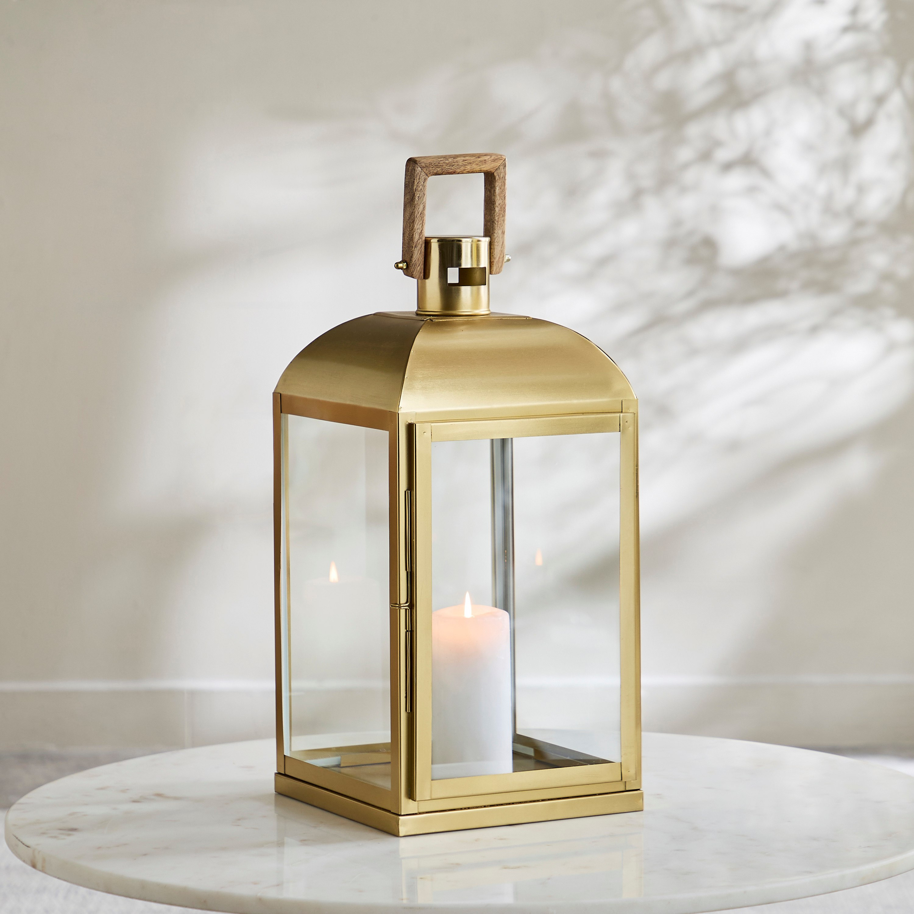 فانوس معدن بمقبض خشبي من ميلو - 23x23x48 سم-hbxdecorandfurnishings-homeaccessories-lanterns-image-1