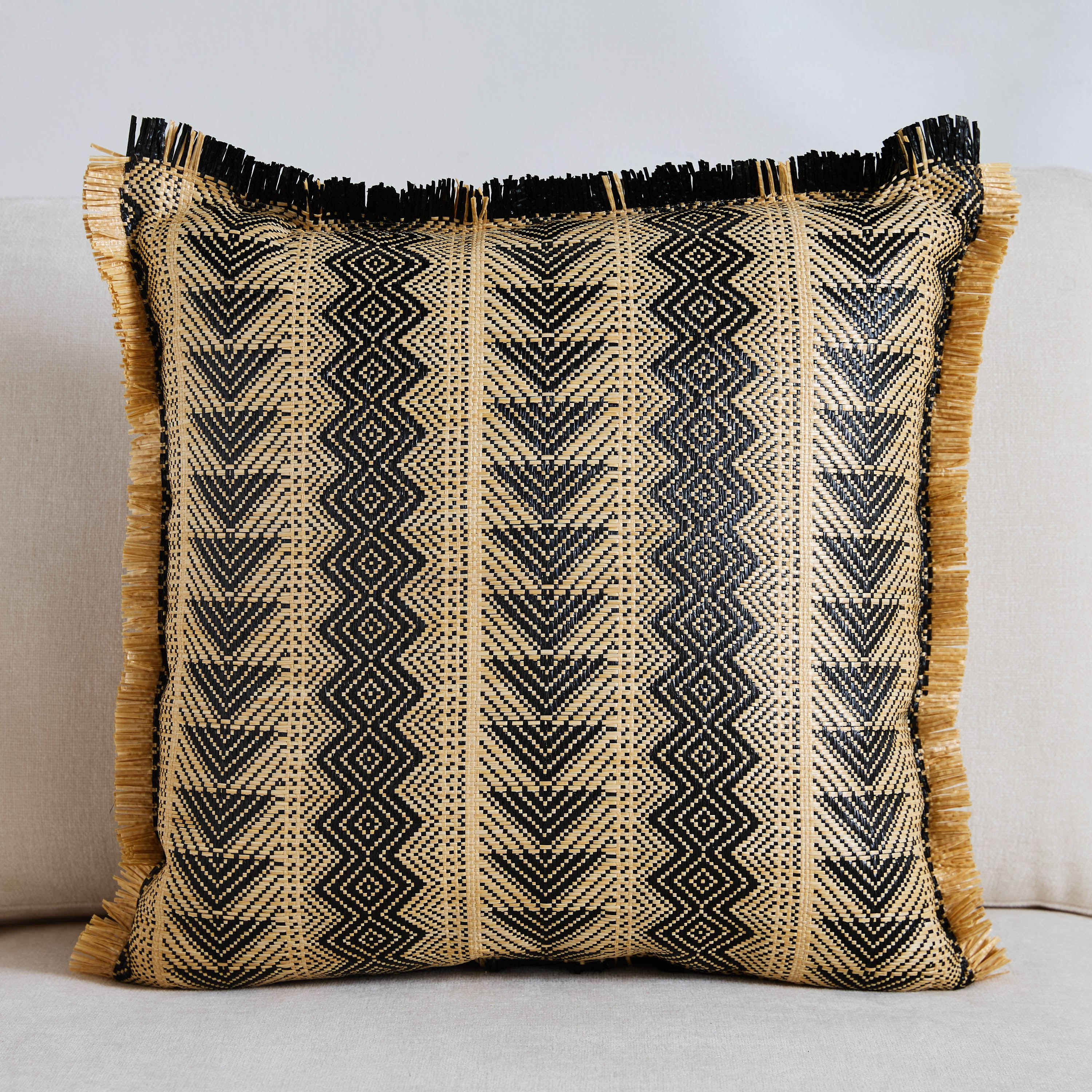 وسادة محشوة ثلاثية الشكل من صن شيد - 45x45 سم-hbxlivingroom-furnishings-cushionsandcovers-filledcushions-image-1