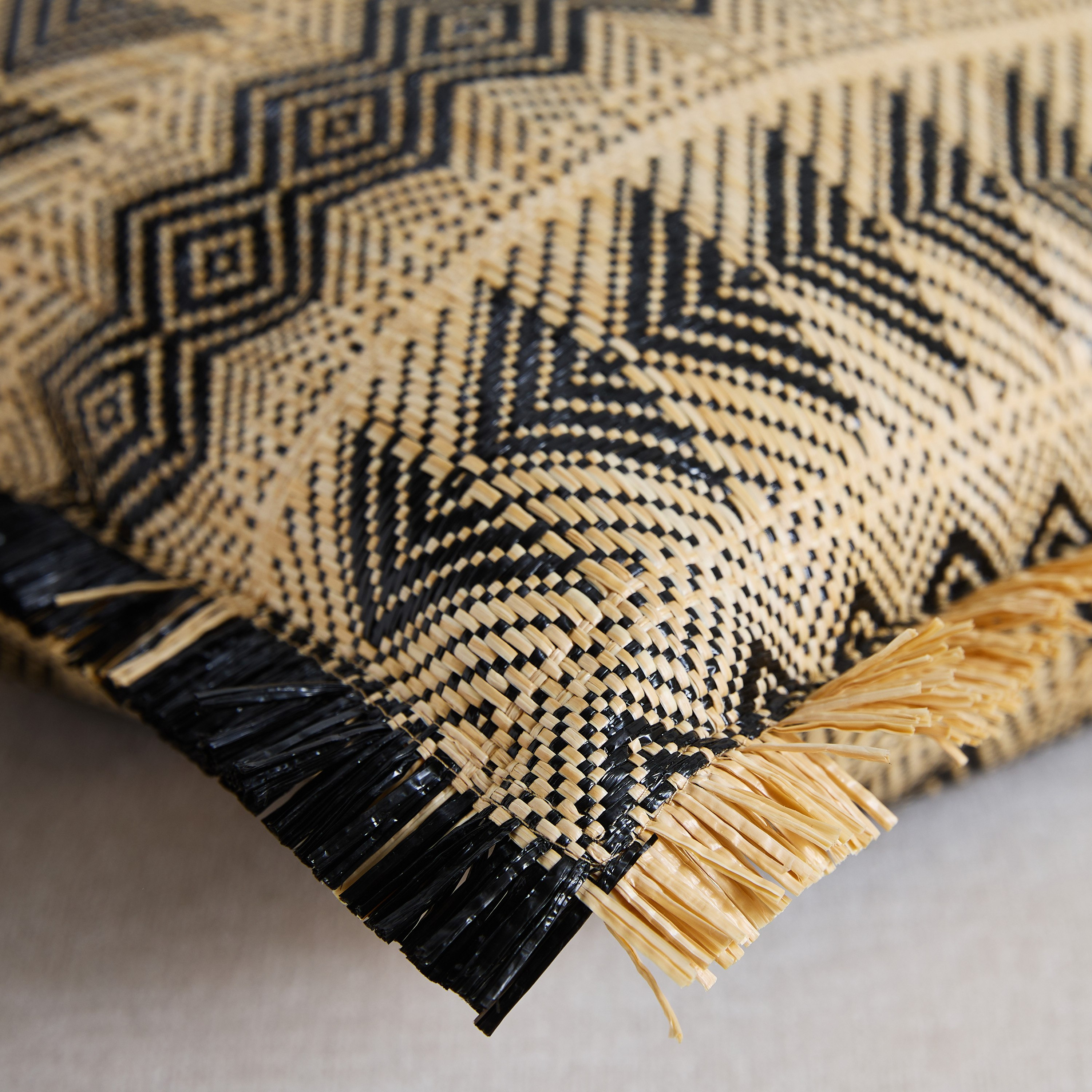 وسادة محشوة ثلاثية الشكل من صن شيد - 45x45 سم-hbxlivingroom-furnishings-cushionsandcovers-filledcushions-image-3