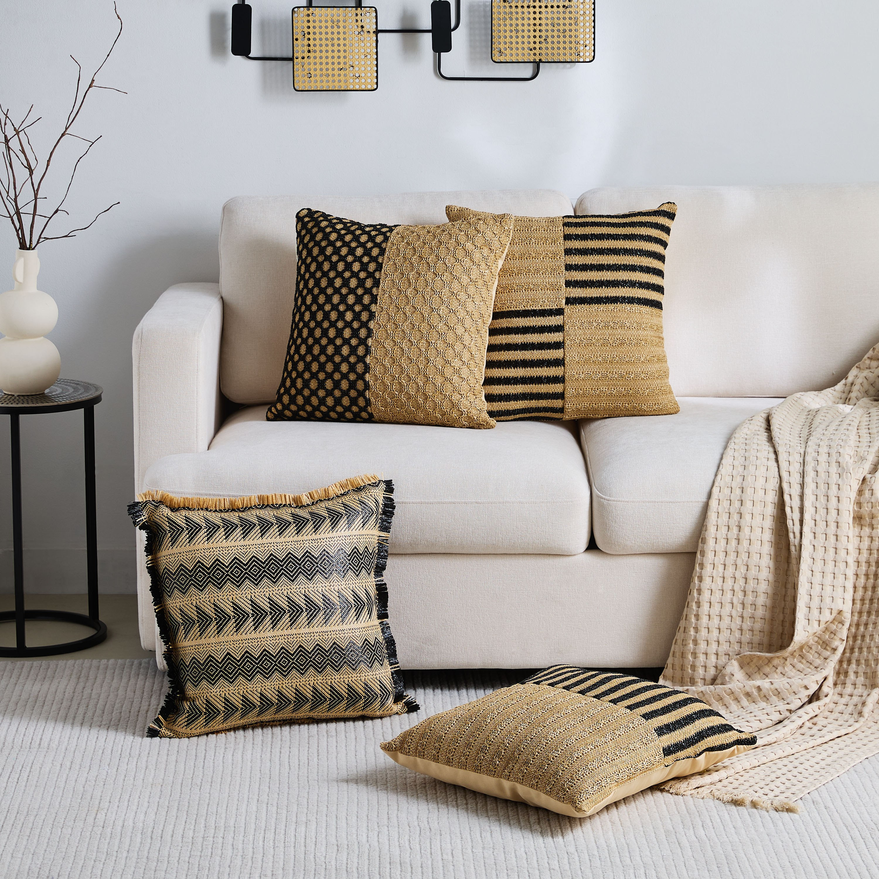 وسادة محشوة ثلاثية الشكل من صن شيد - 45x45 سم-hbxlivingroom-furnishings-cushionsandcovers-filledcushions-image-4