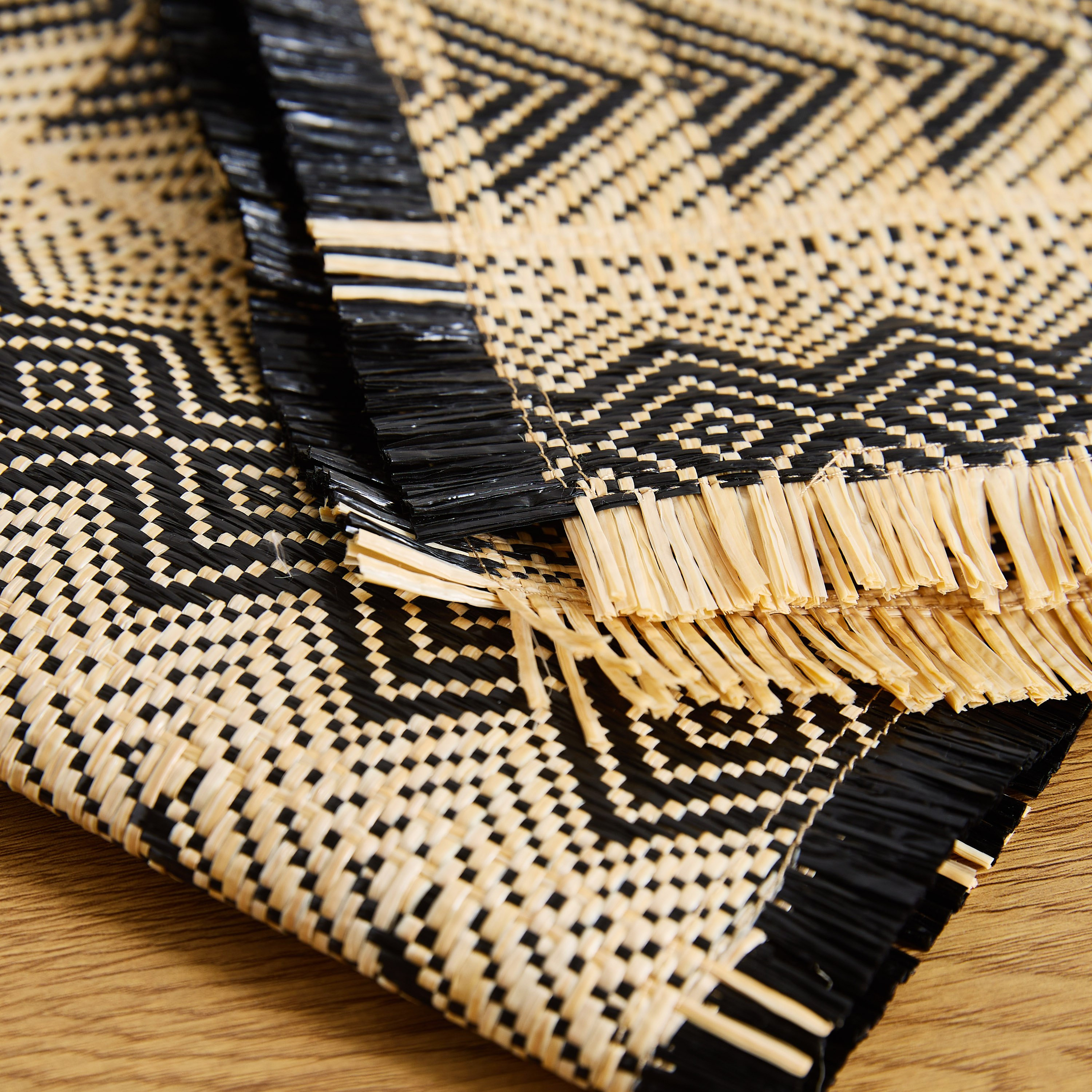 مفرش طاولة تراي من صن شيد - 30×150 سم-hbxdecorandfurnishings-homefurnishings-tablelinens-image-4