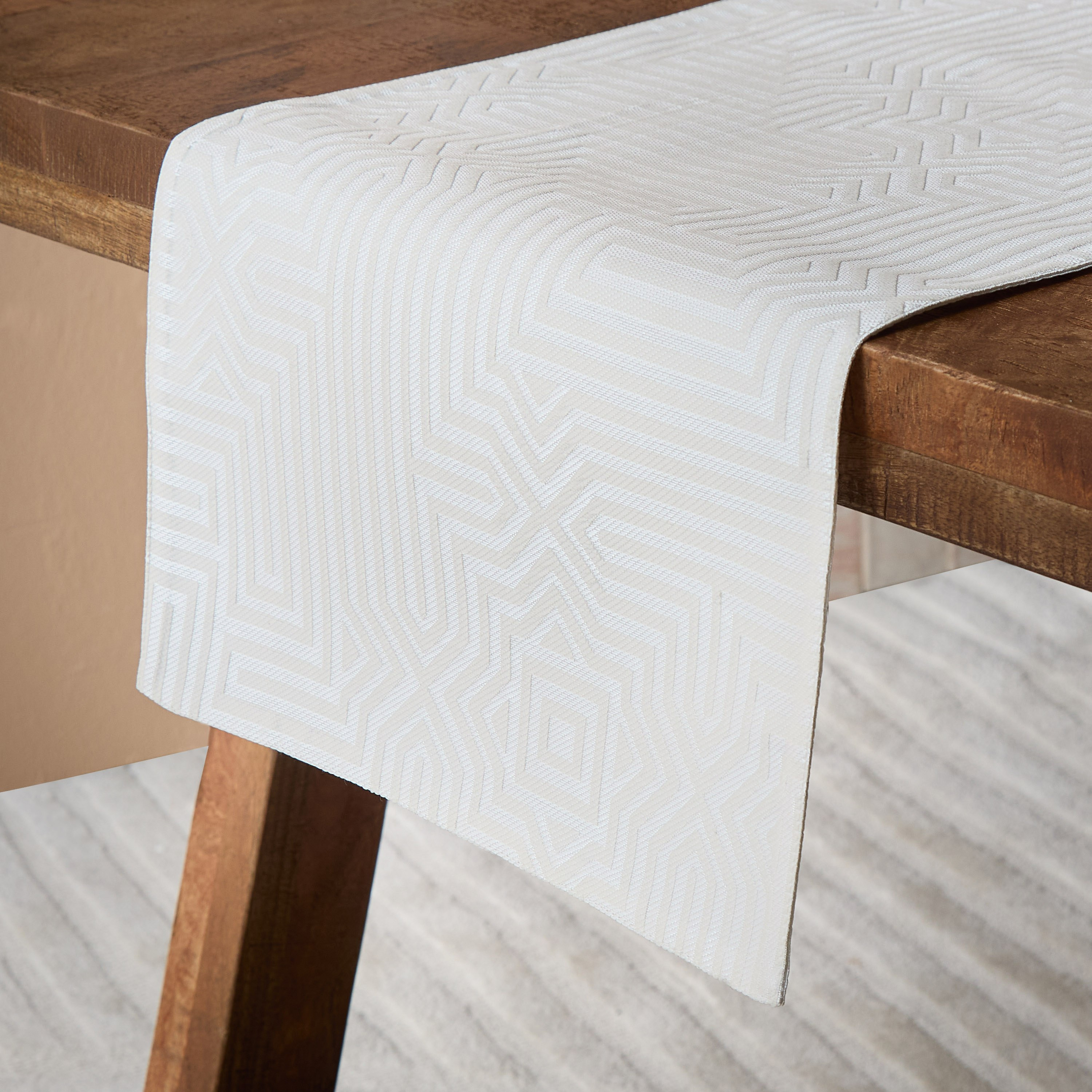 مفرش طاولة جاكار ميراج من سكاي لاين - 33x180 سم-hbxdecorandfurnishings-homefurnishings-tablelinens-image-3