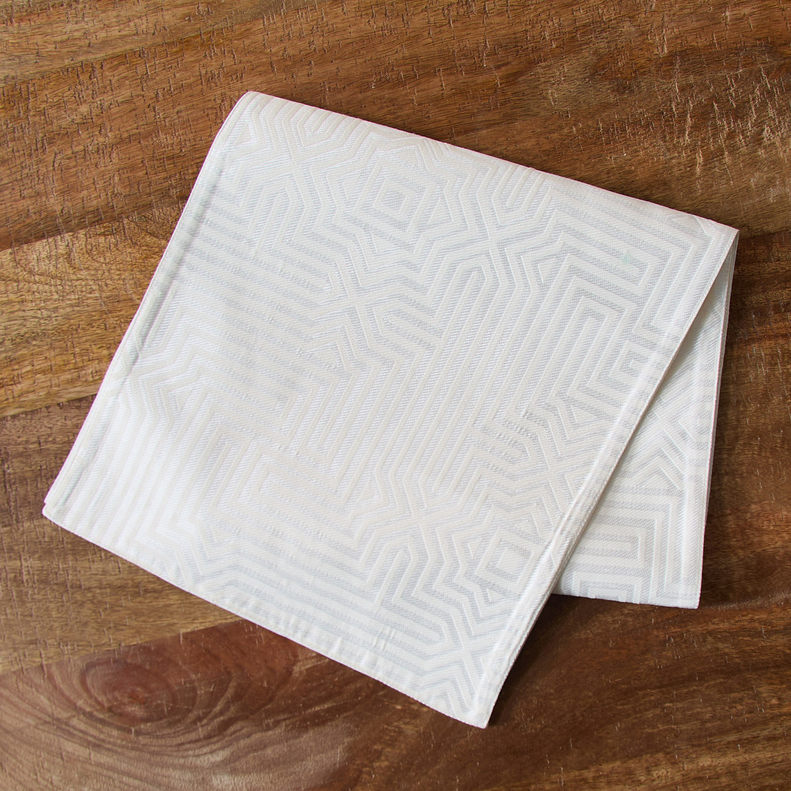 مفرش طاولة جاكار ميراج من سكاي لاين - 33×120 سم-hbxdecorandfurnishings-homefurnishings-tablelinens-image-2