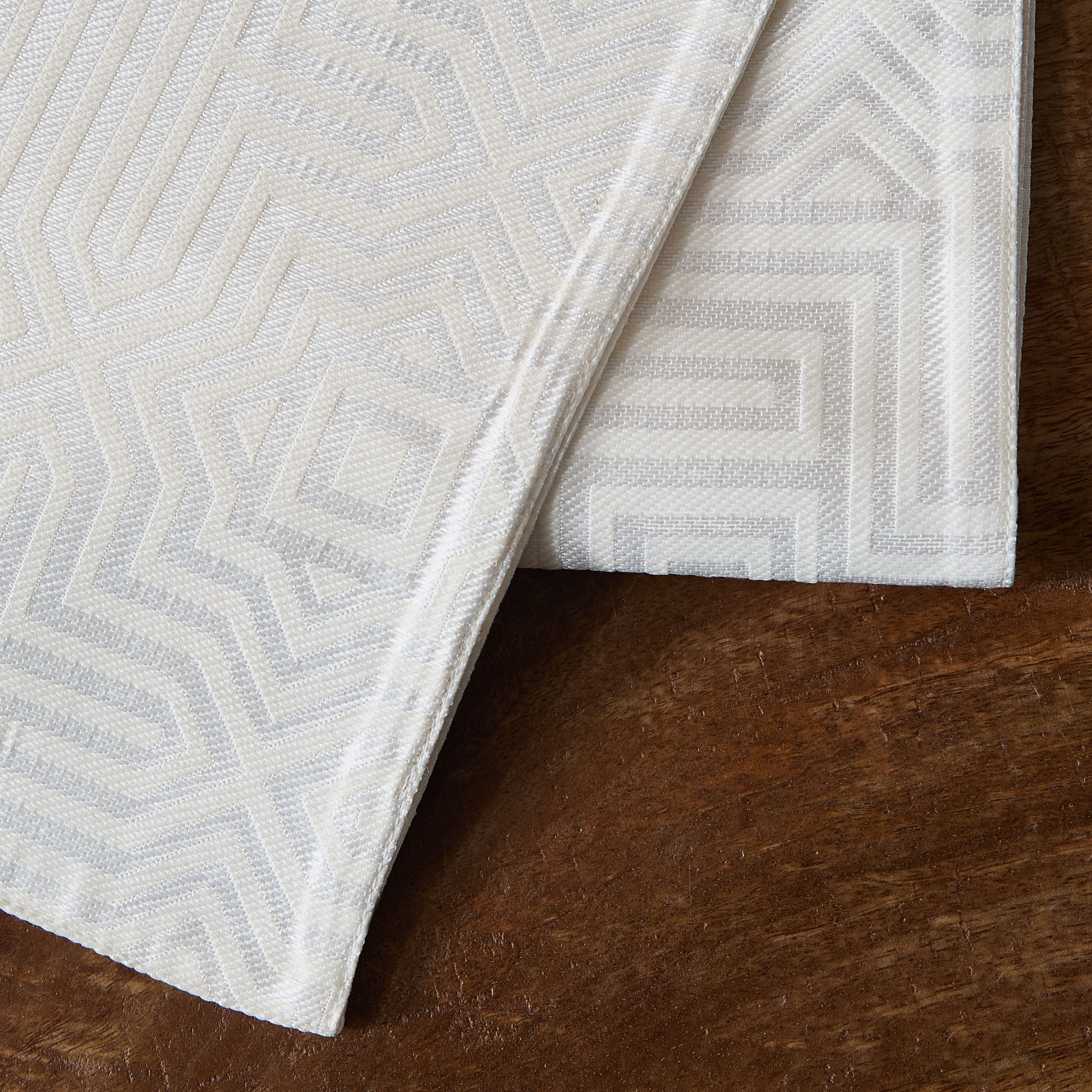 مفرش طاولة جاكار ميراج من سكاي لاين - 33×120 سم-hbxdecorandfurnishings-homefurnishings-tablelinens-image-4