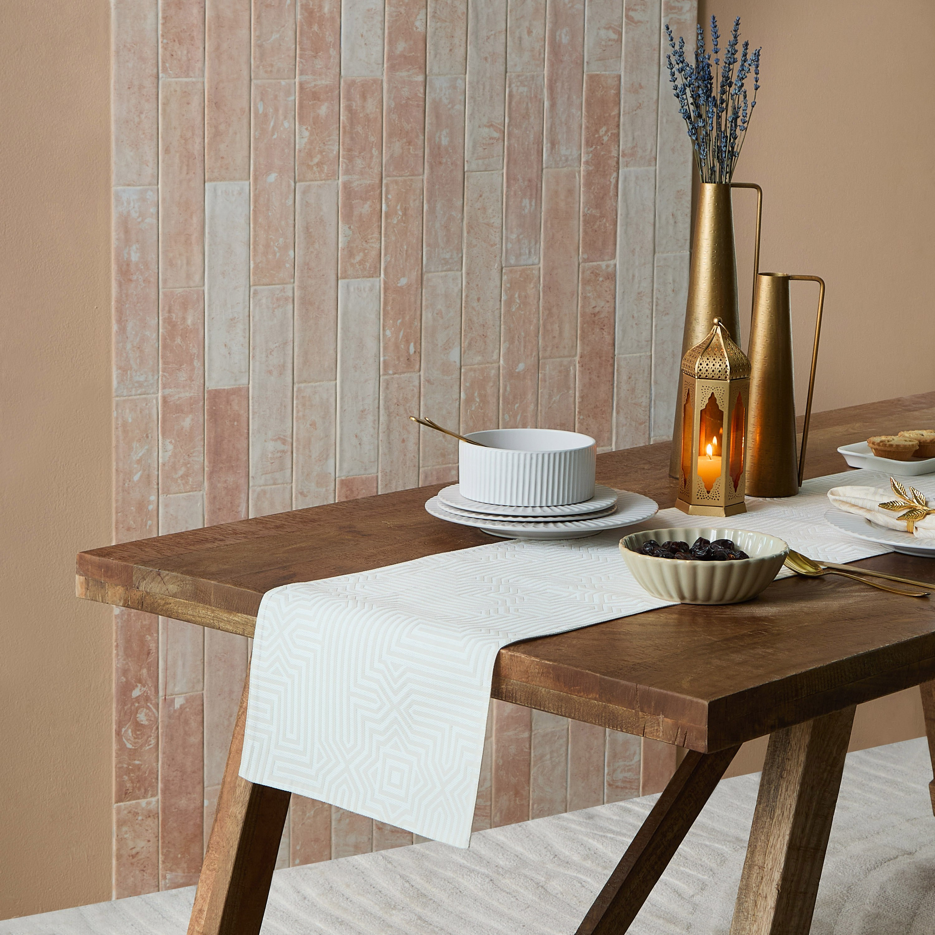 مفرش طاولة جاكار ميراج من سكاي لاين - 33×120 سم-hbxdecorandfurnishings-homefurnishings-tablelinens-image-5