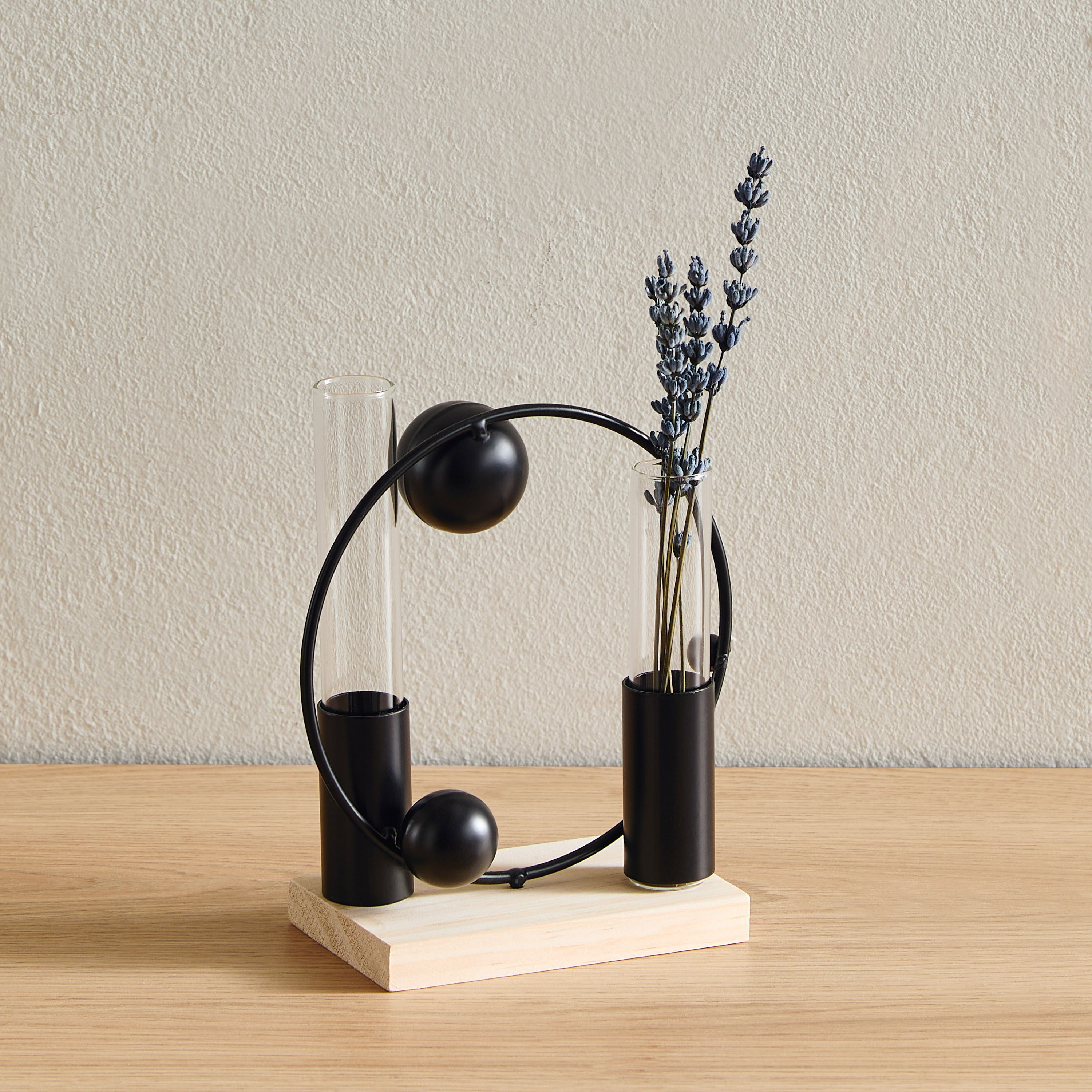 مزهرية زجاج مع حامل معدن من وادي-hbxhomeware-homedecor-figurinesandornaments-image-1
