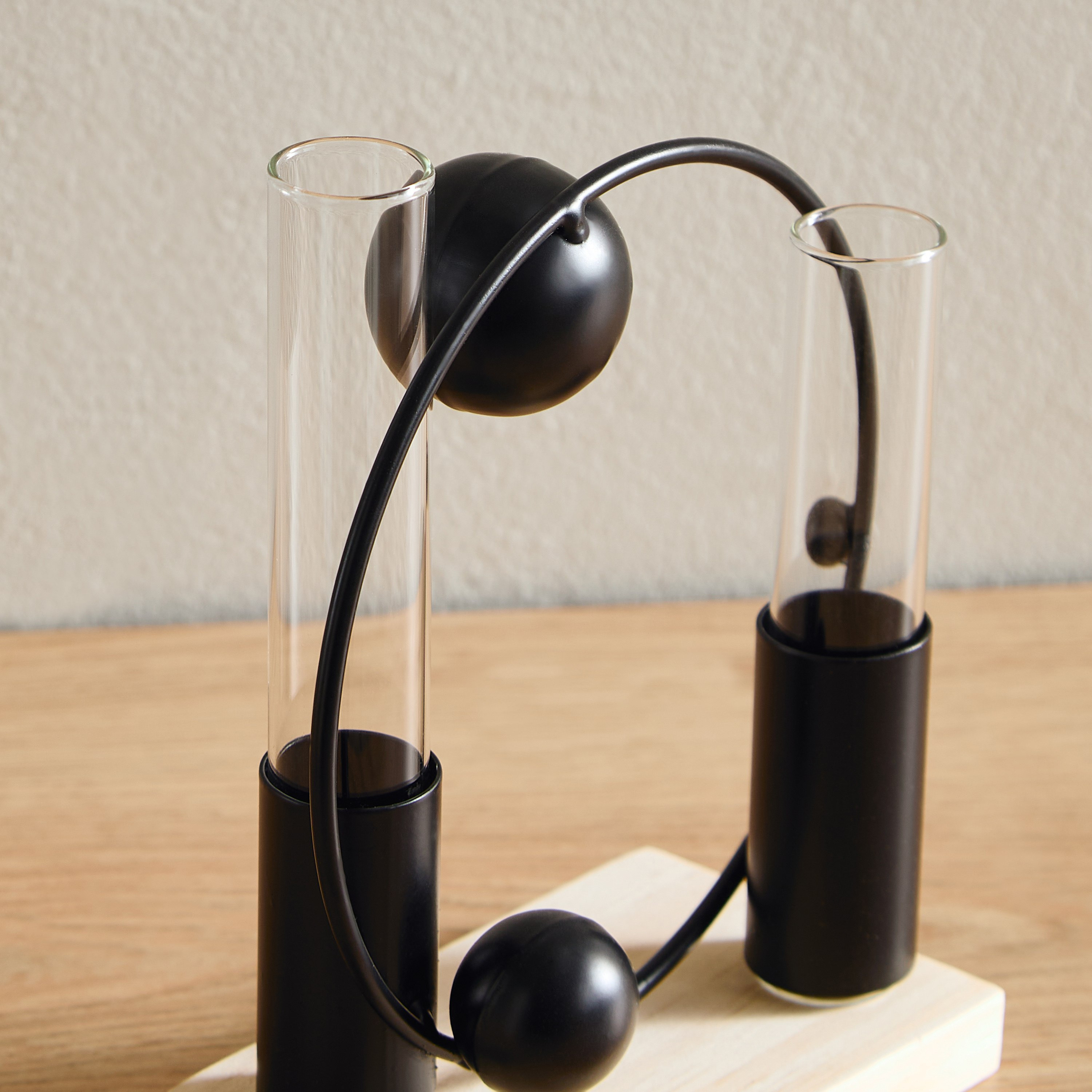 مزهرية زجاج مع حامل معدن من وادي-hbxhomeware-homedecor-figurinesandornaments-image-3