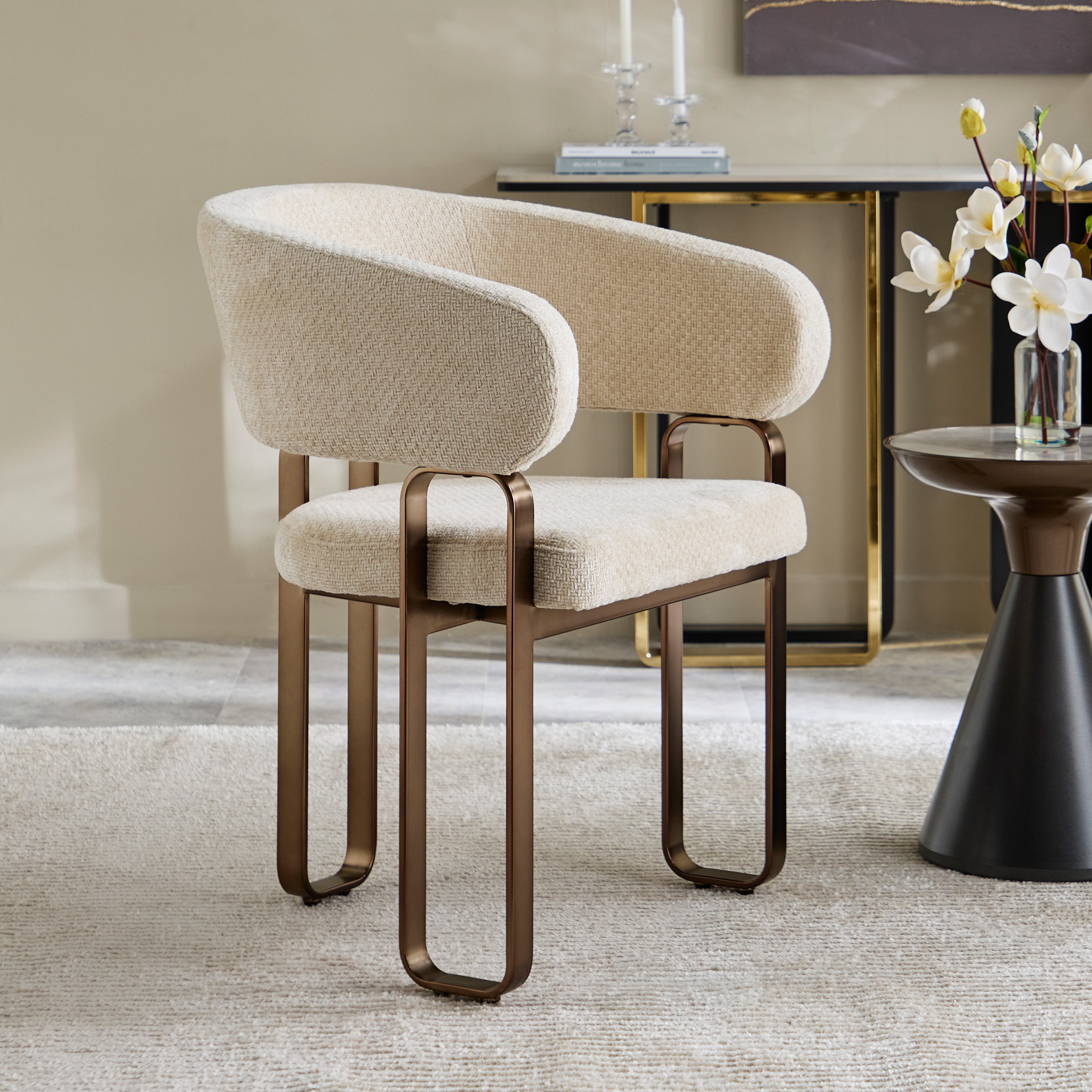 كرسي مزين قماش من بيلي-hbxlivingroom-sofasandarmchairs-sofas-image-1