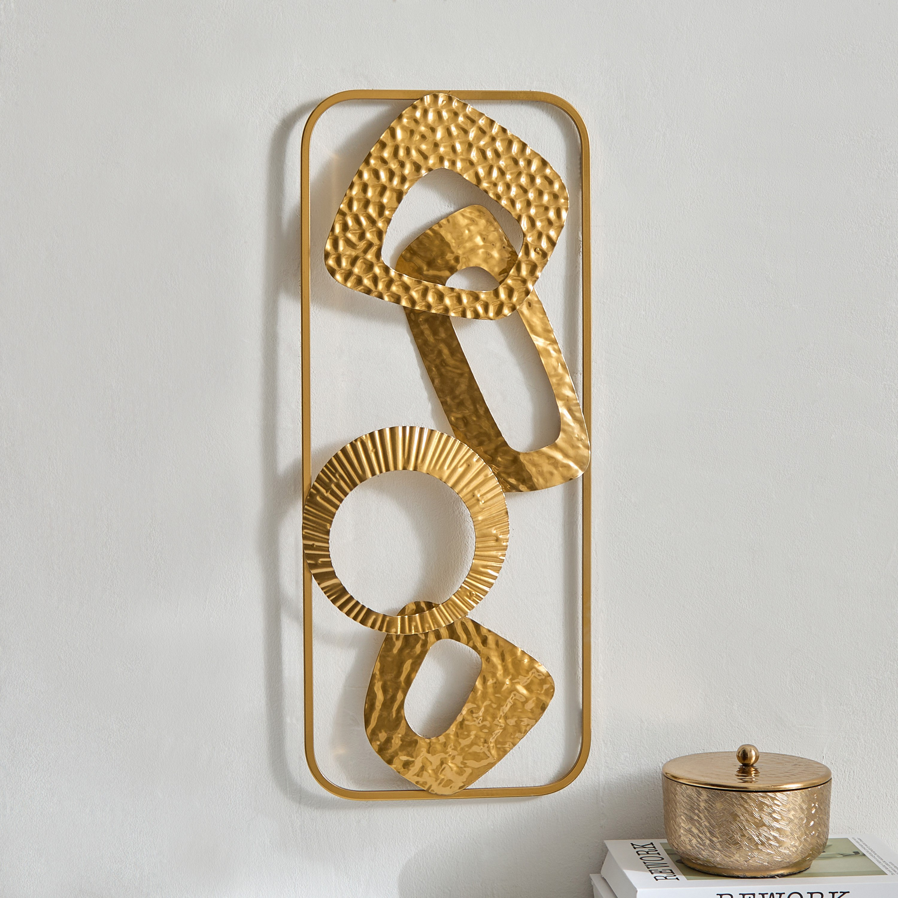 زينة حائط معدني بتصميم سلسلة كابري من بيرسي - 24.8x61x3.2 سم-hbxhomeware-homedecor-wallaccents-image-2