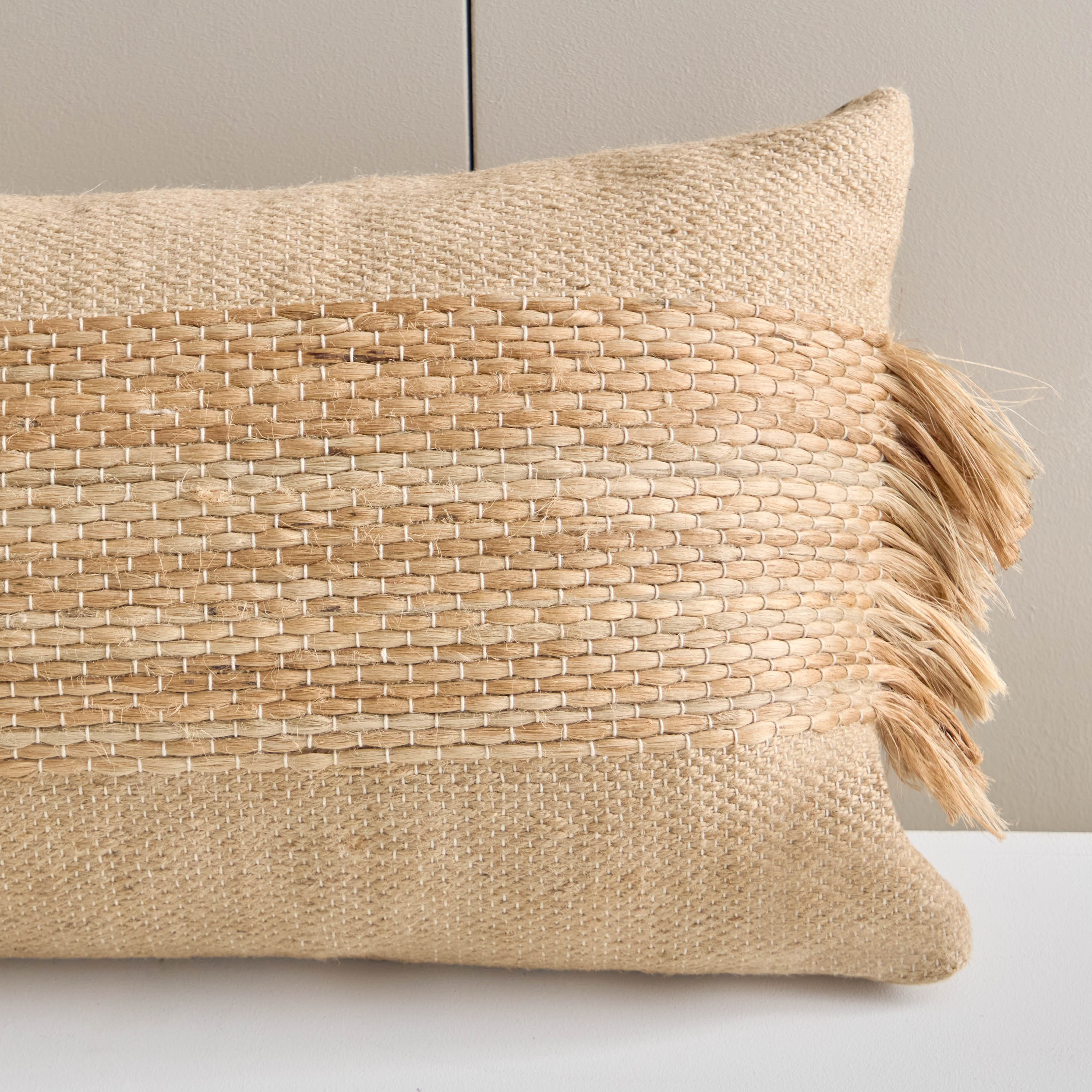 وسادة محشوة بشراشيب جوت من تيران - 35×90 سم-hbxlivingroom-furnishings-cushionsandcovers-filledcushions-image-2