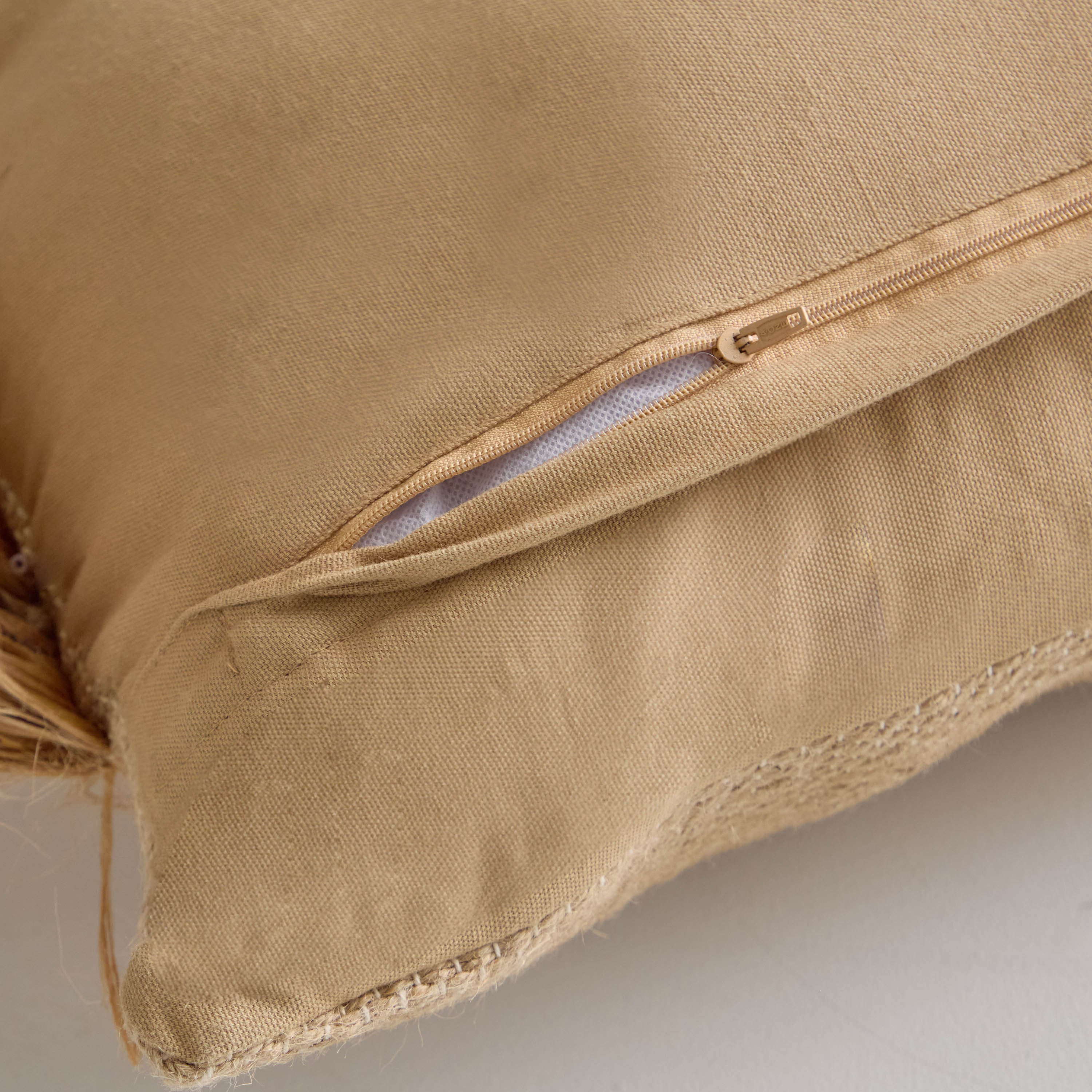 وسادة محشوة بشراشيب جوت من تيران - 35×90 سم-hbxlivingroom-furnishings-cushionsandcovers-filledcushions-image-3