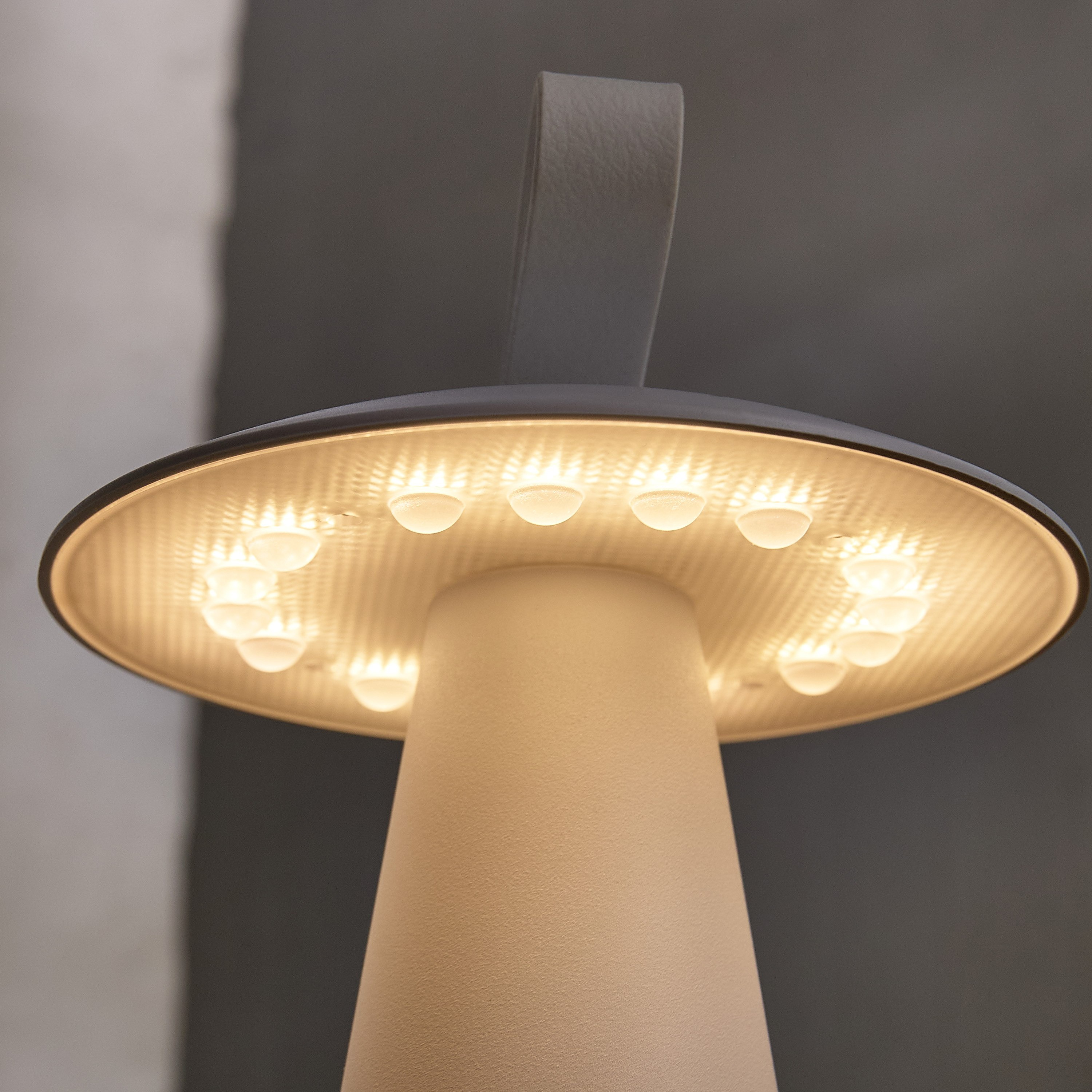 مصباح خارجي بتصميم فطر قابل لإعادة الشحن بمفتاح لمس وتعتيم من دوكس-hbxlivingroom-lighting-tablelamps-image-4