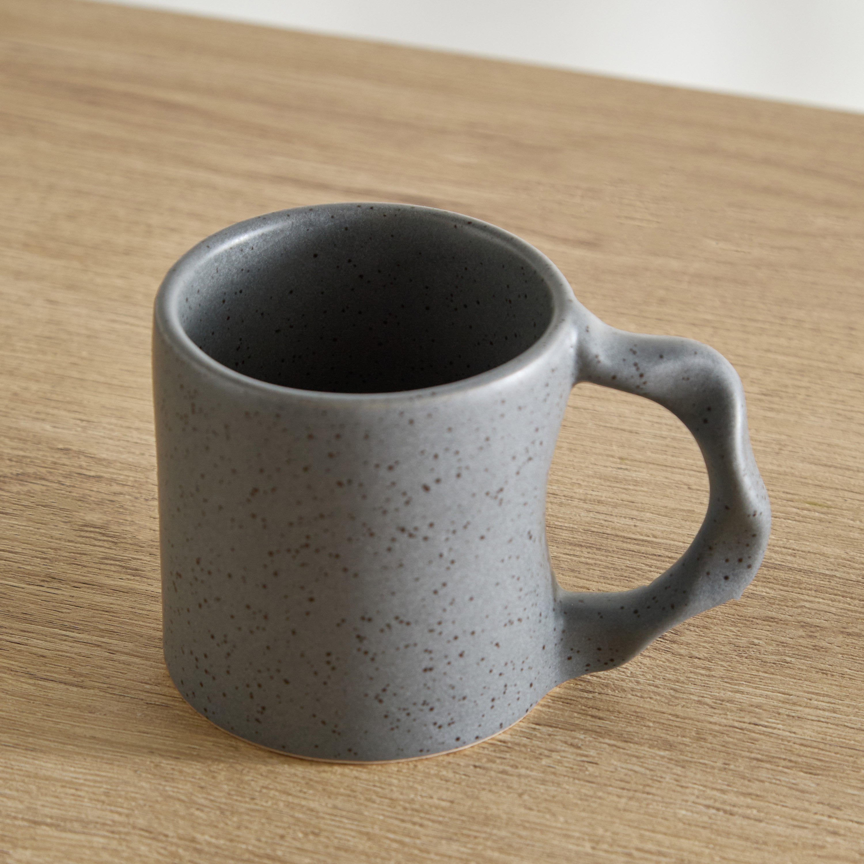 Donna Stoneware Mug Twist handle - 230 ml-hbxhomeware-diningandtabletop-coffeeandteasets-image-2