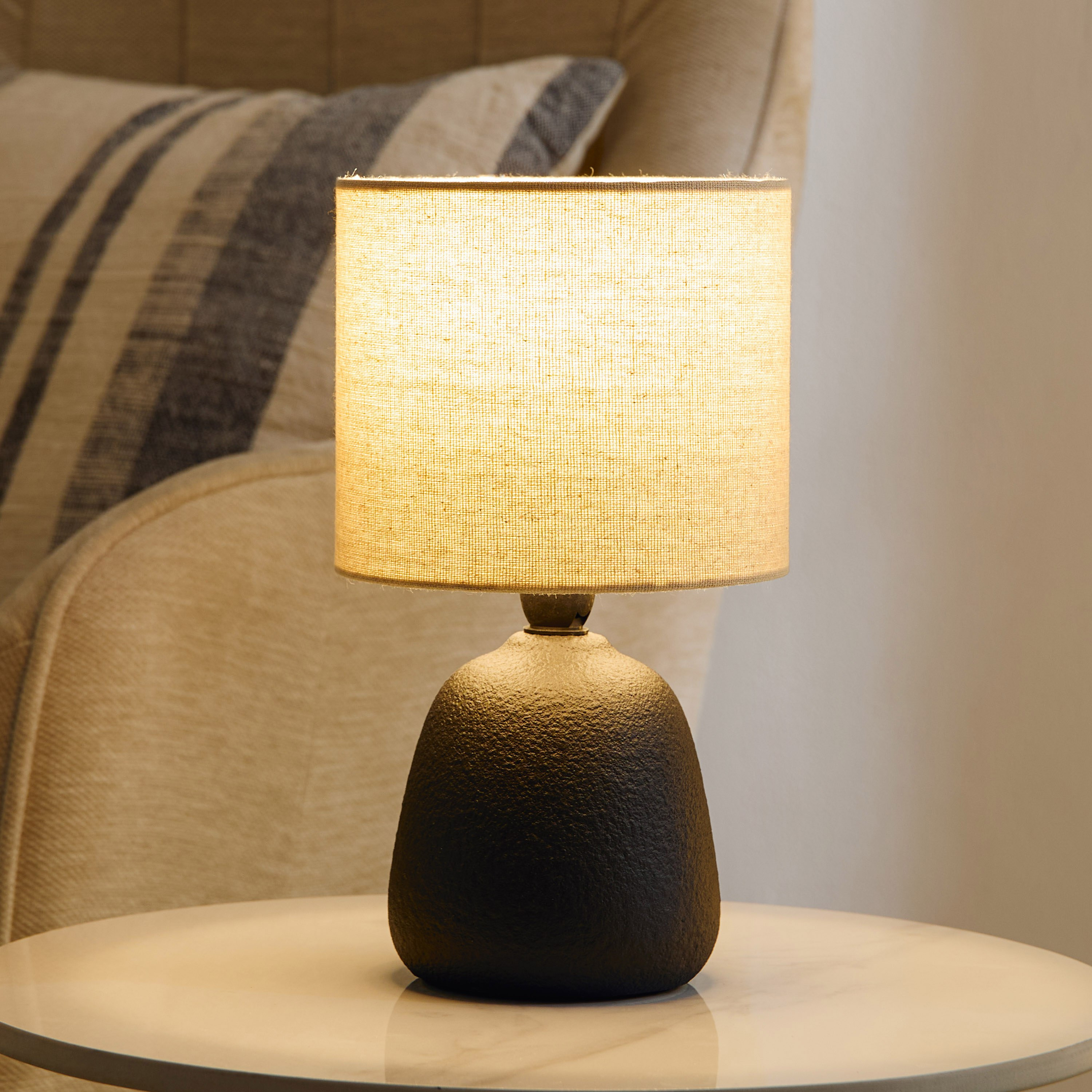 مصباح طاولة سيراميك مع غطاء كتان من ماربيلا - 25.5 سم-hbxbedroom-lighting-tablelamps-image-2