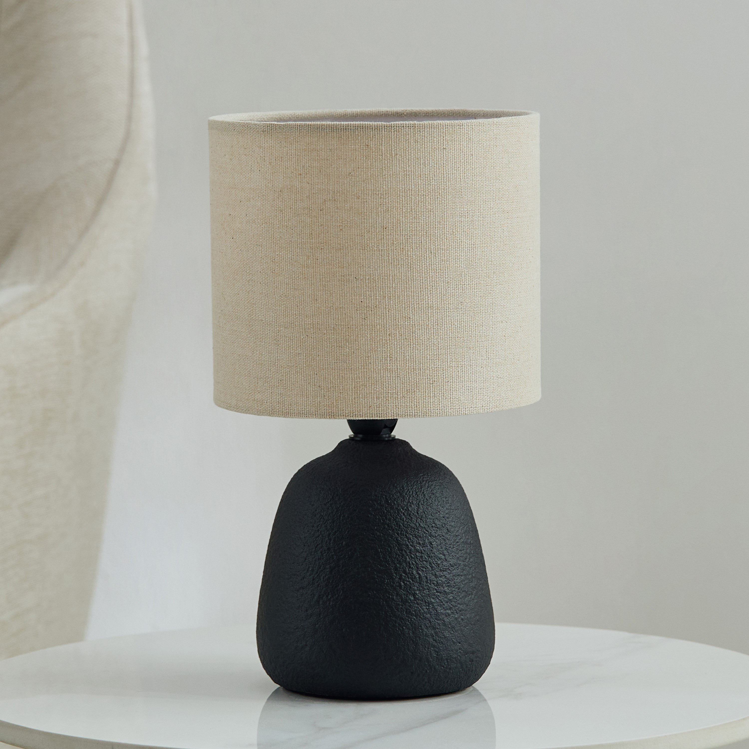 مصباح طاولة سيراميك مع غطاء كتان من ماربيلا - 25.5 سم-hbxbedroom-lighting-tablelamps-image-1