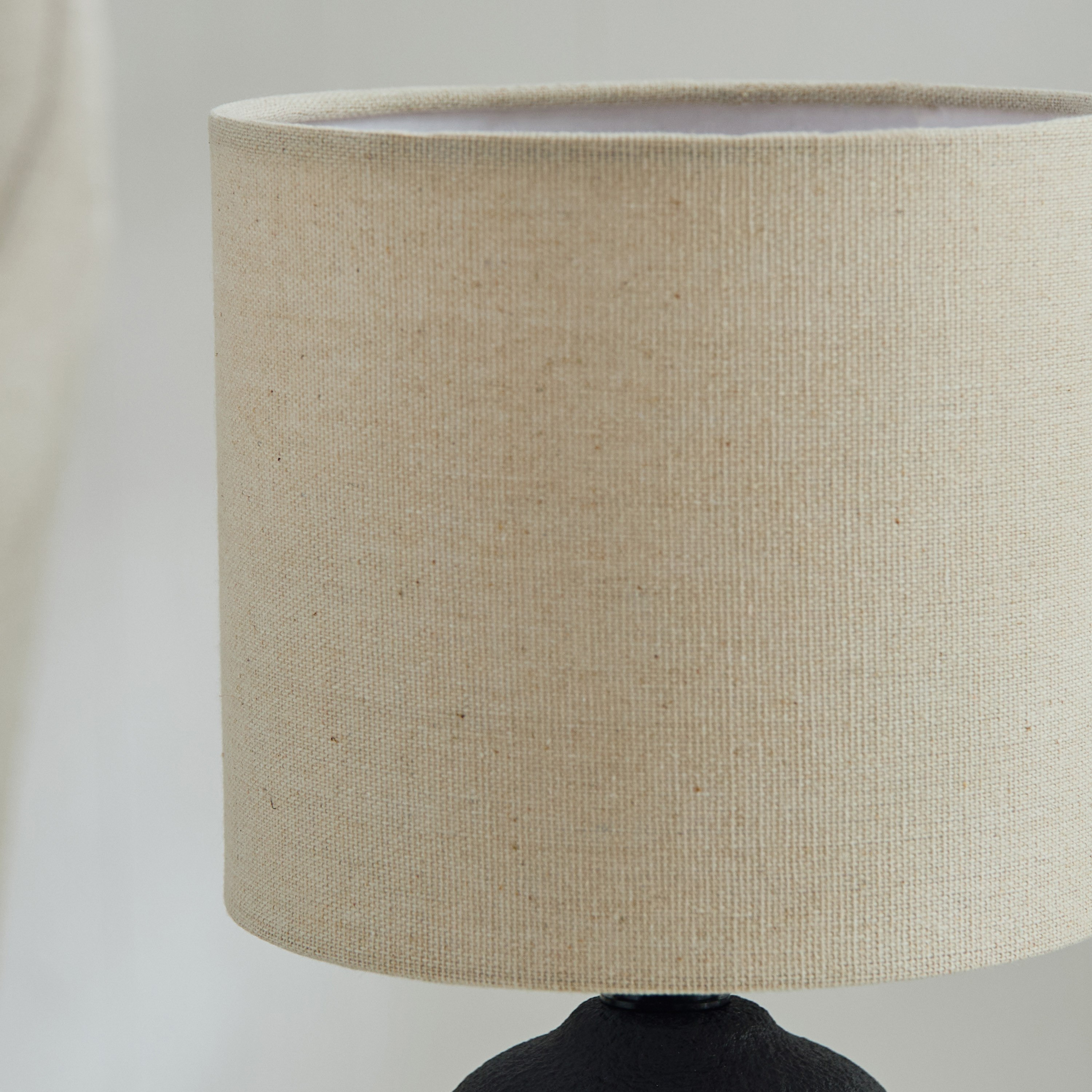 مصباح طاولة سيراميك مع غطاء كتان من ماربيلا - 25.5 سم-hbxbedroom-lighting-tablelamps-image-3