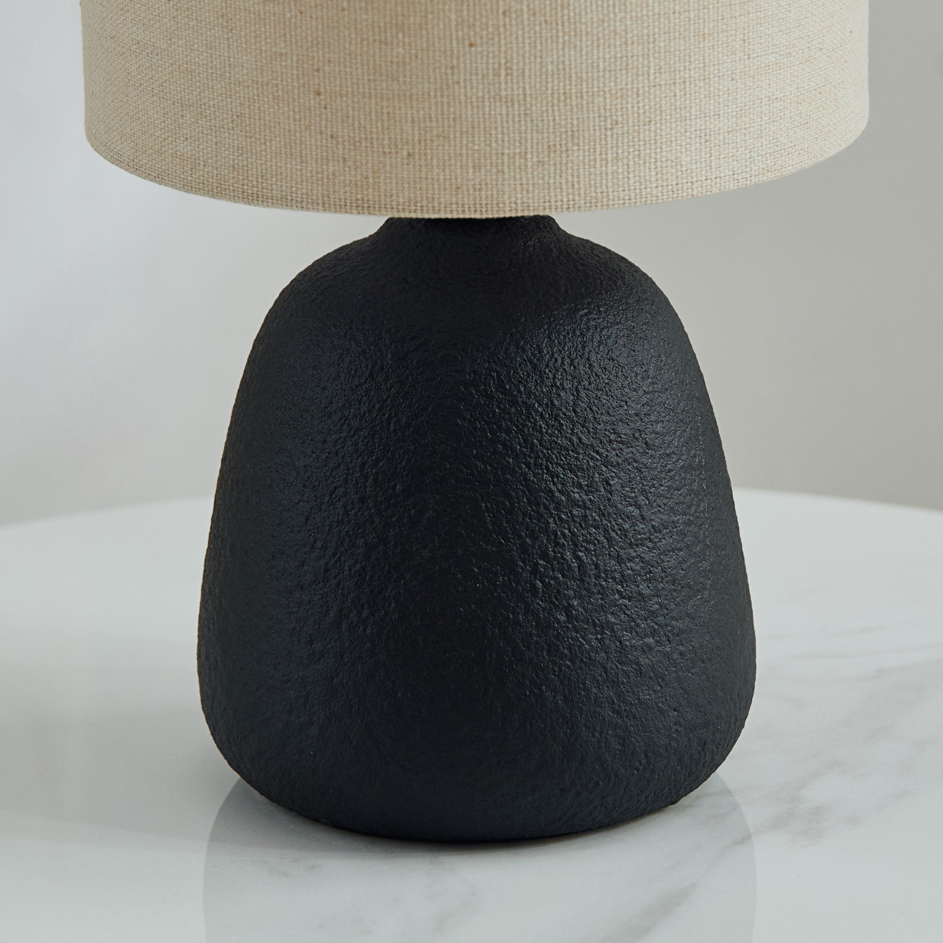 مصباح طاولة سيراميك مع غطاء كتان من ماربيلا - 25.5 سم-hbxbedroom-lighting-tablelamps-image-4