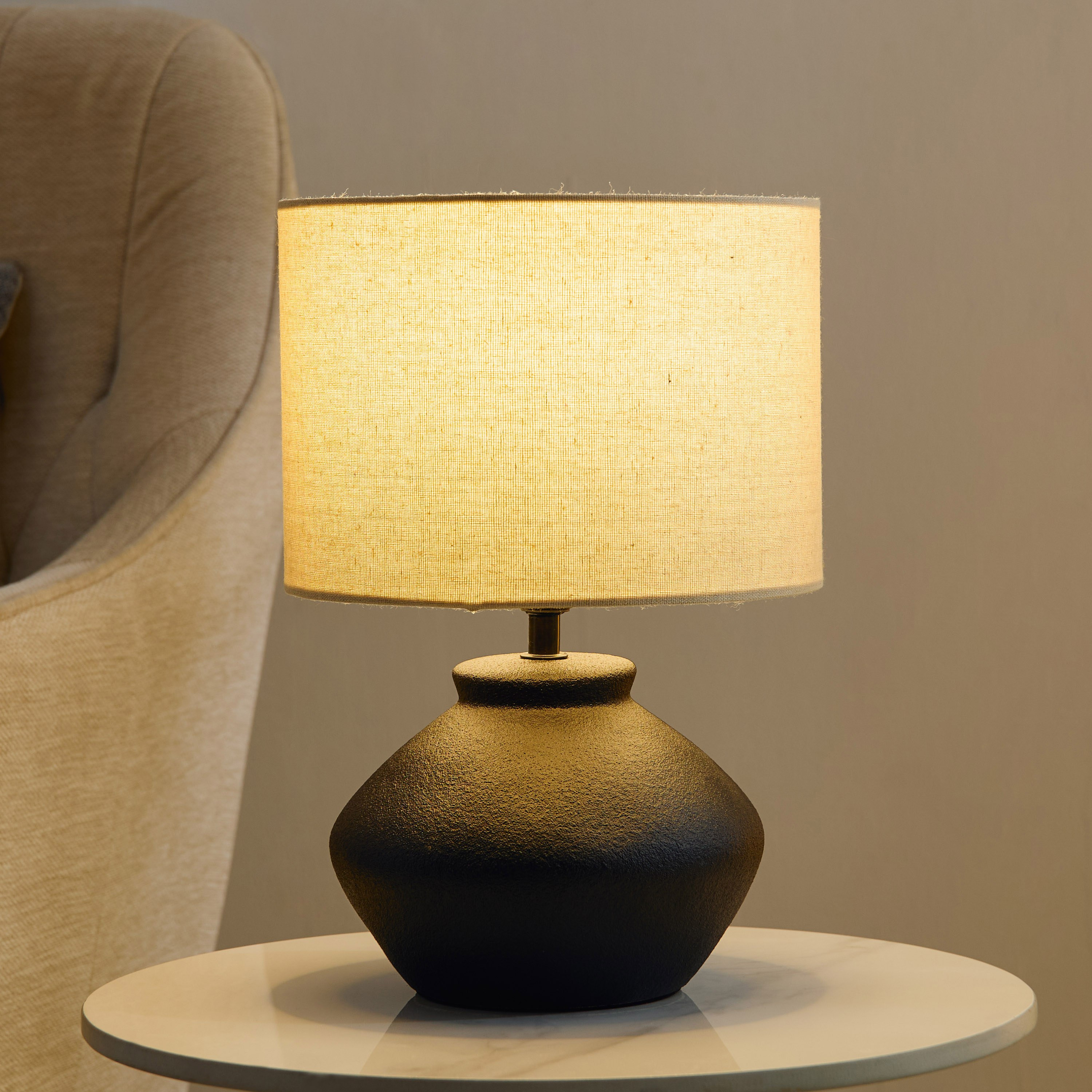 مصباح طاولة سيراميك مع غطاء كتان من ماربيلا - 32.5 سم-hbxbedroom-lighting-tablelamps-image-2