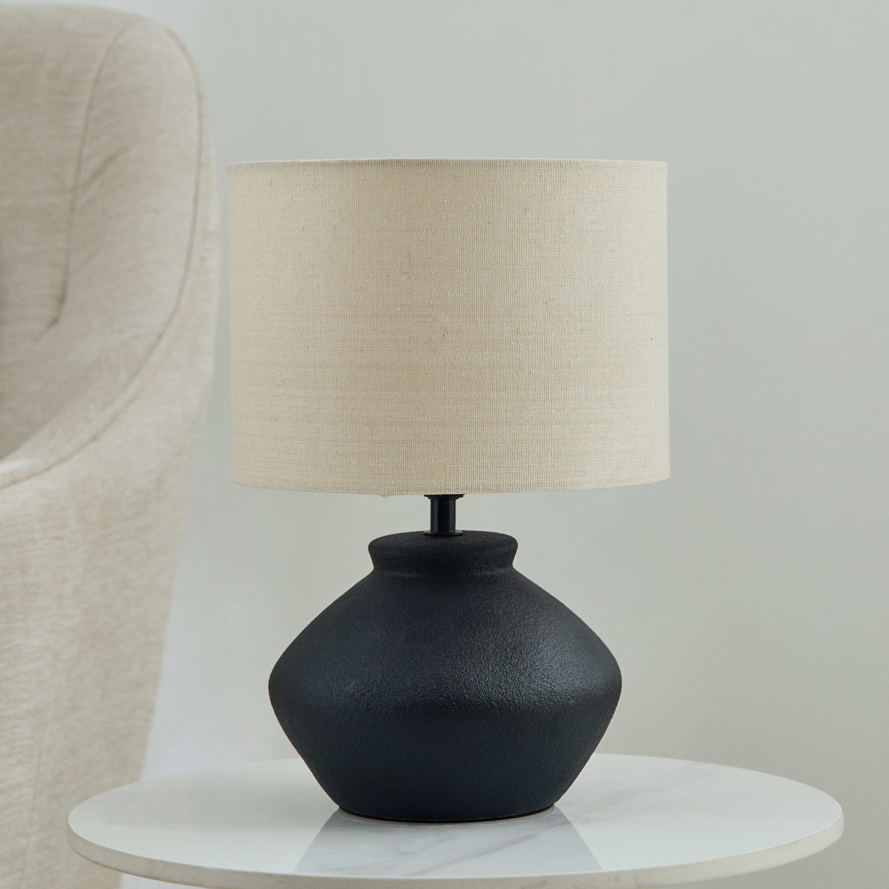مصباح طاولة سيراميك مع غطاء كتان من ماربيلا - 32.5 سم-hbxbedroom-lighting-tablelamps-image-1