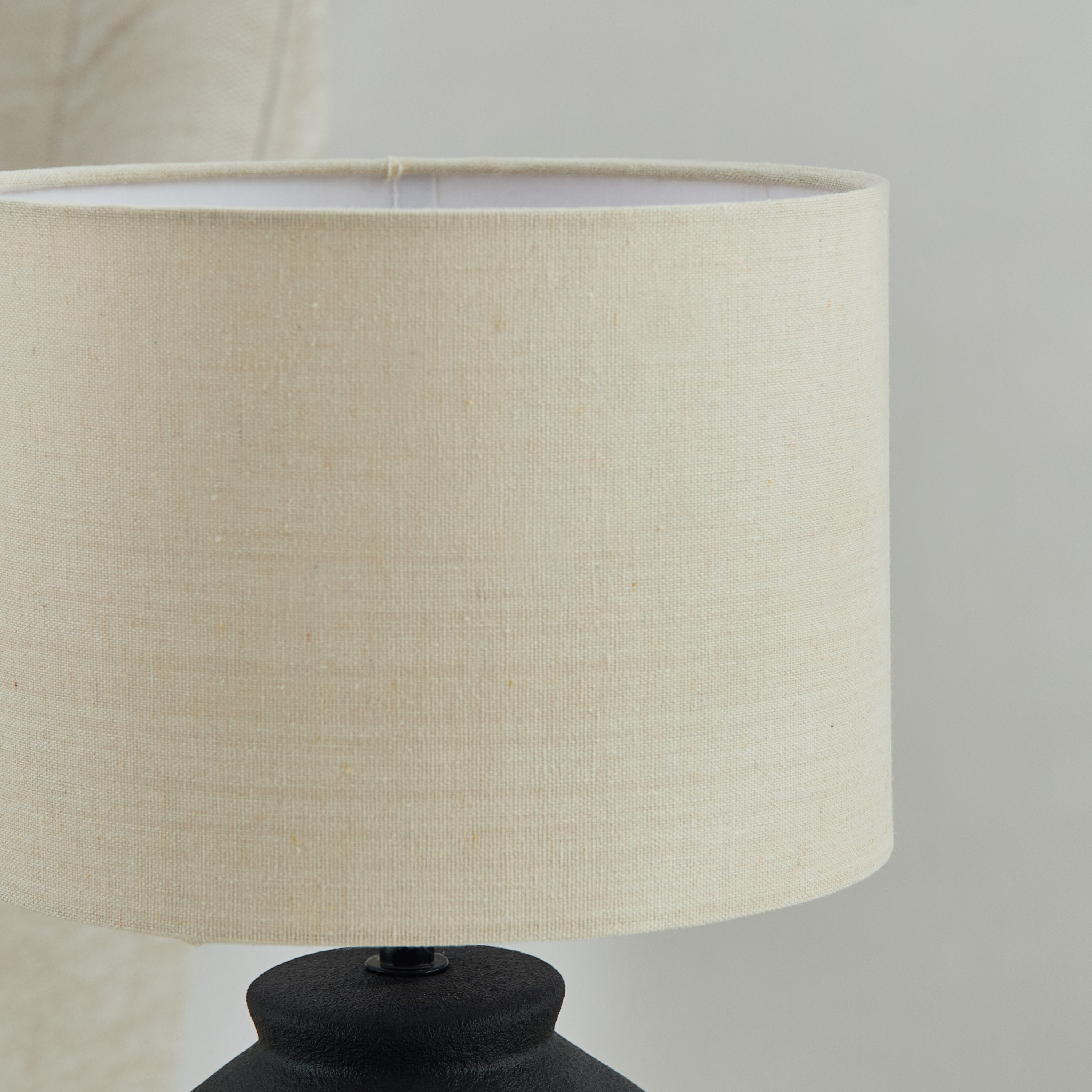 مصباح طاولة سيراميك مع غطاء كتان من ماربيلا - 32.5 سم-hbxbedroom-lighting-tablelamps-image-3