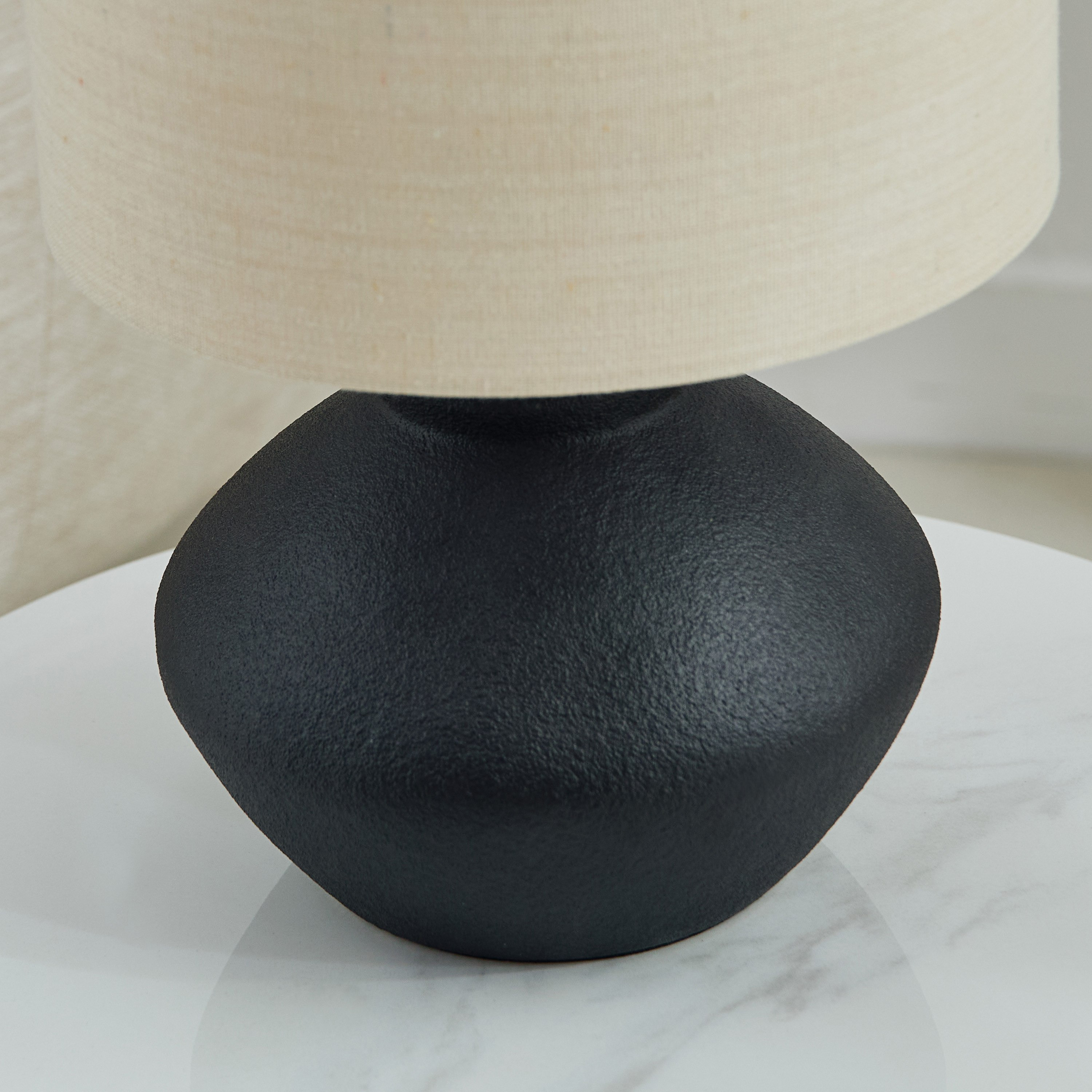 مصباح طاولة سيراميك مع غطاء كتان من ماربيلا - 32.5 سم-hbxbedroom-lighting-tablelamps-image-4