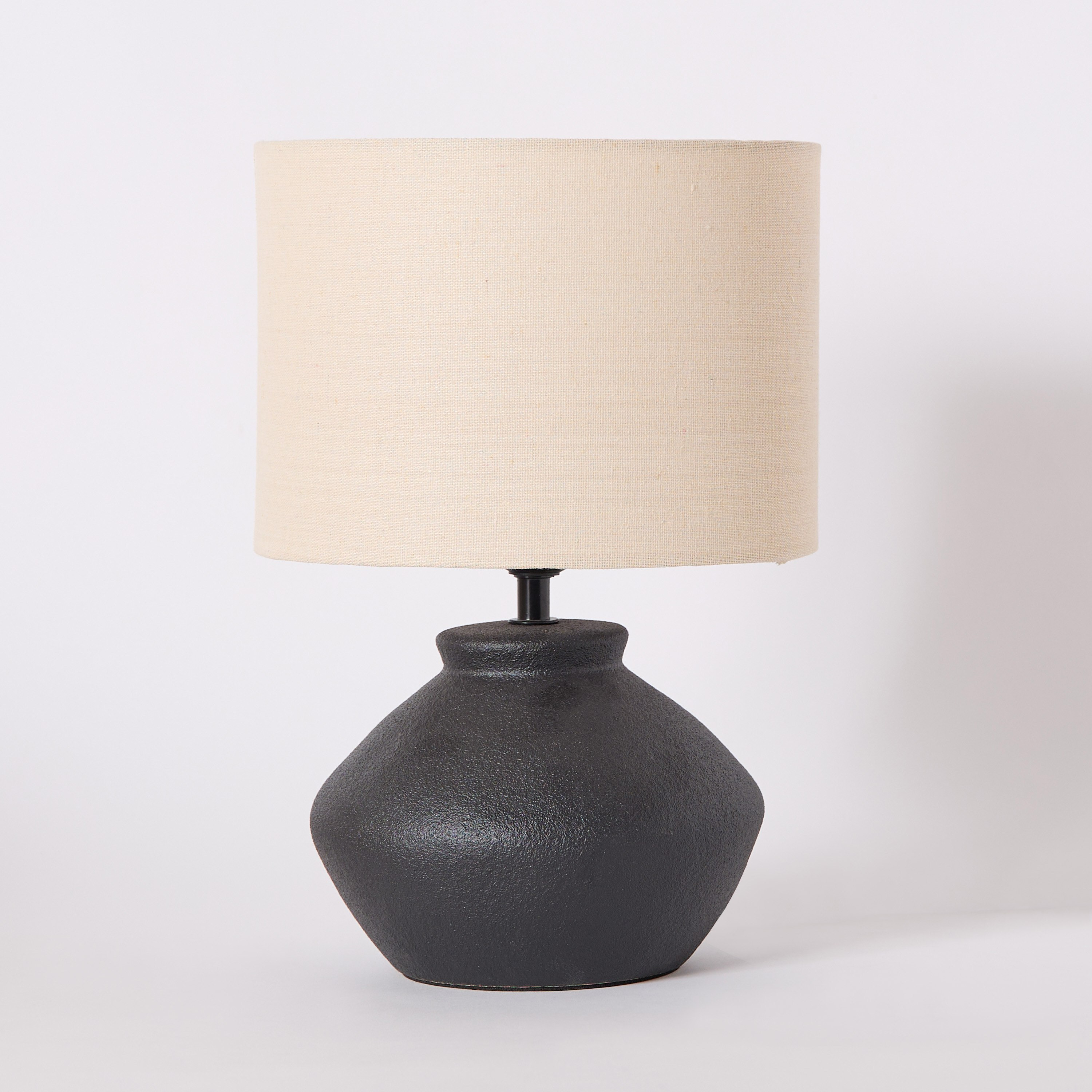 مصباح طاولة سيراميك مع غطاء كتان من ماربيلا - 32.5 سم-hbxbedroom-lighting-tablelamps-image-7