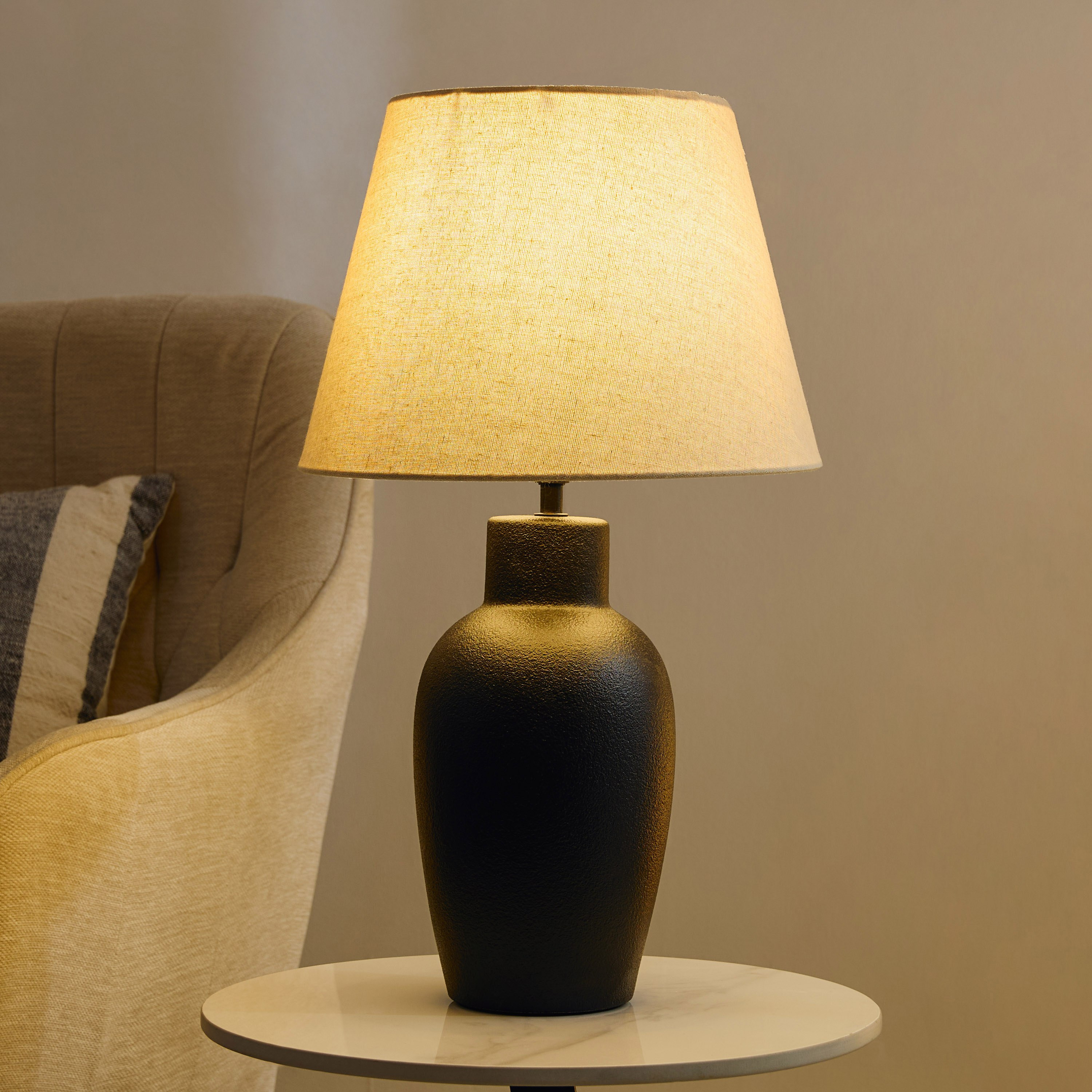 مصباح طاولة سيراميك مع غطاء كتان من ماربيلا - 52 سم-hbxbedroom-lighting-tablelamps-image-2