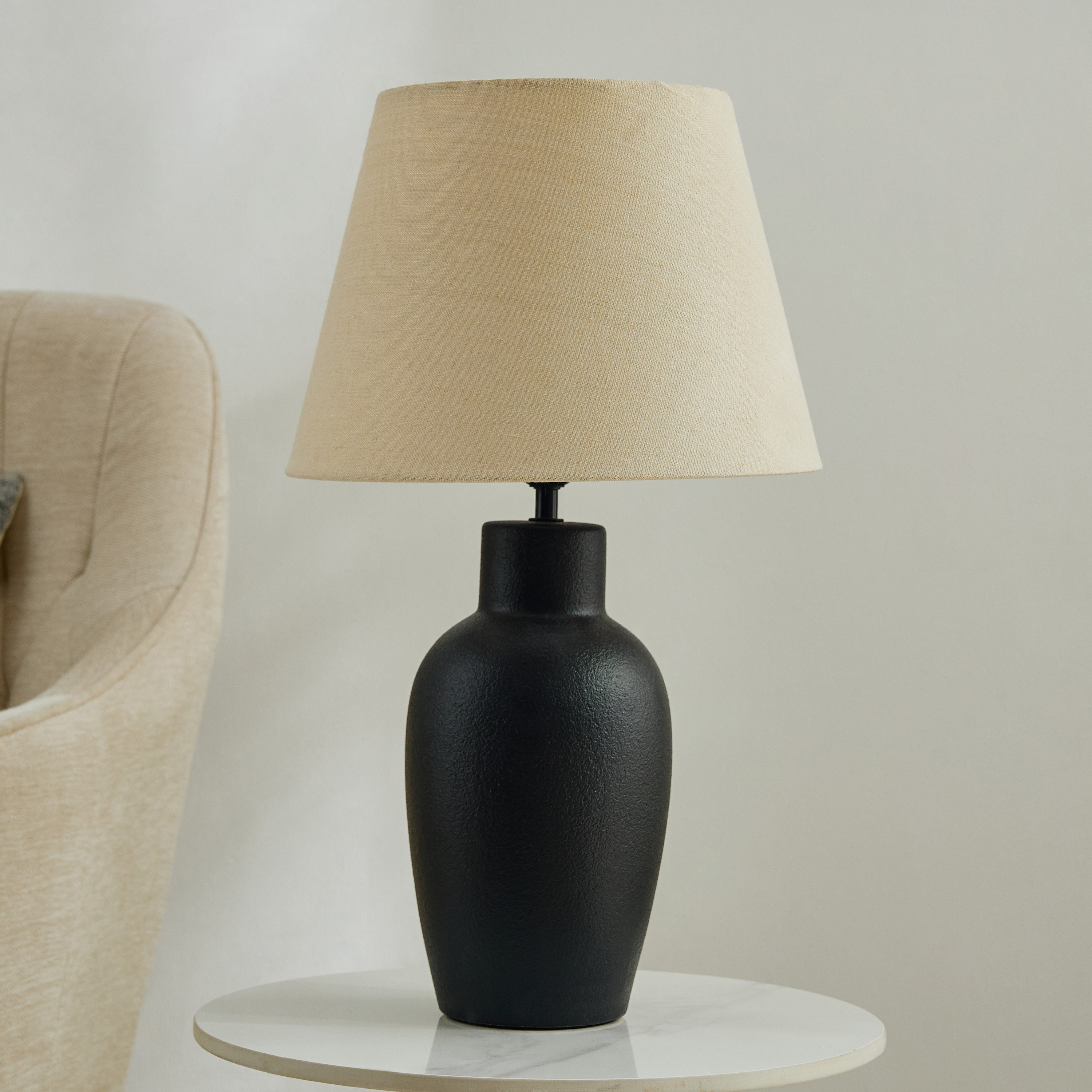 مصباح طاولة سيراميك مع غطاء كتان من ماربيلا - 52 سم-hbxbedroom-lighting-tablelamps-image-1